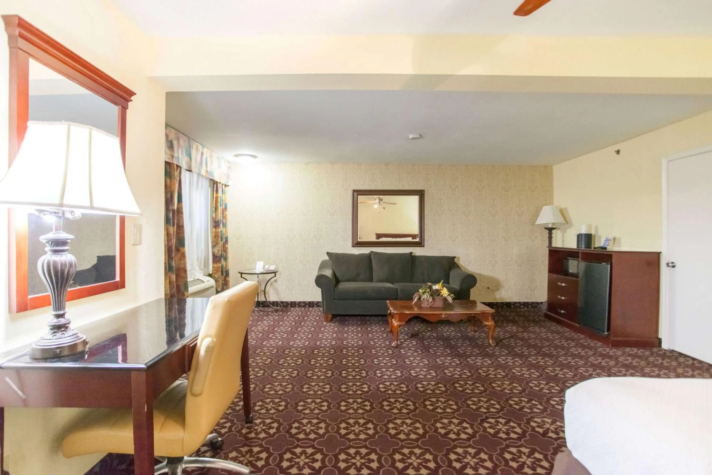 Photo of the whole room, Bed in Days Inn by Wyndham Shenandoah