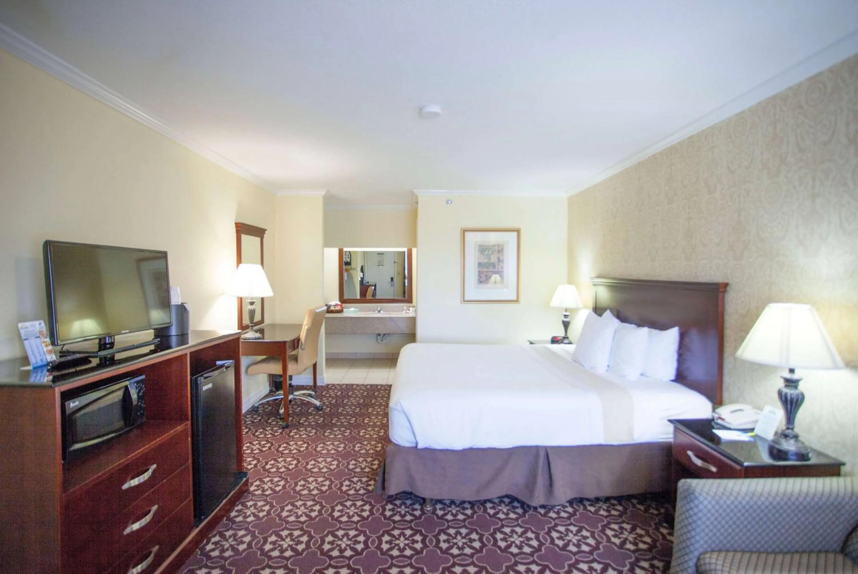 Photo of the whole room, Bed in Days Inn by Wyndham Shenandoah