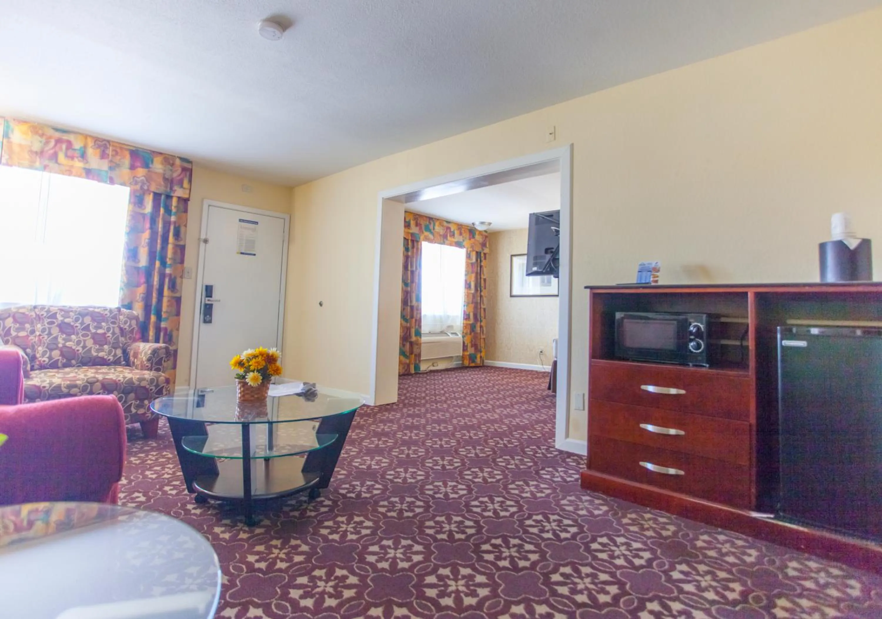 TV and multimedia in Days Inn by Wyndham Shenandoah