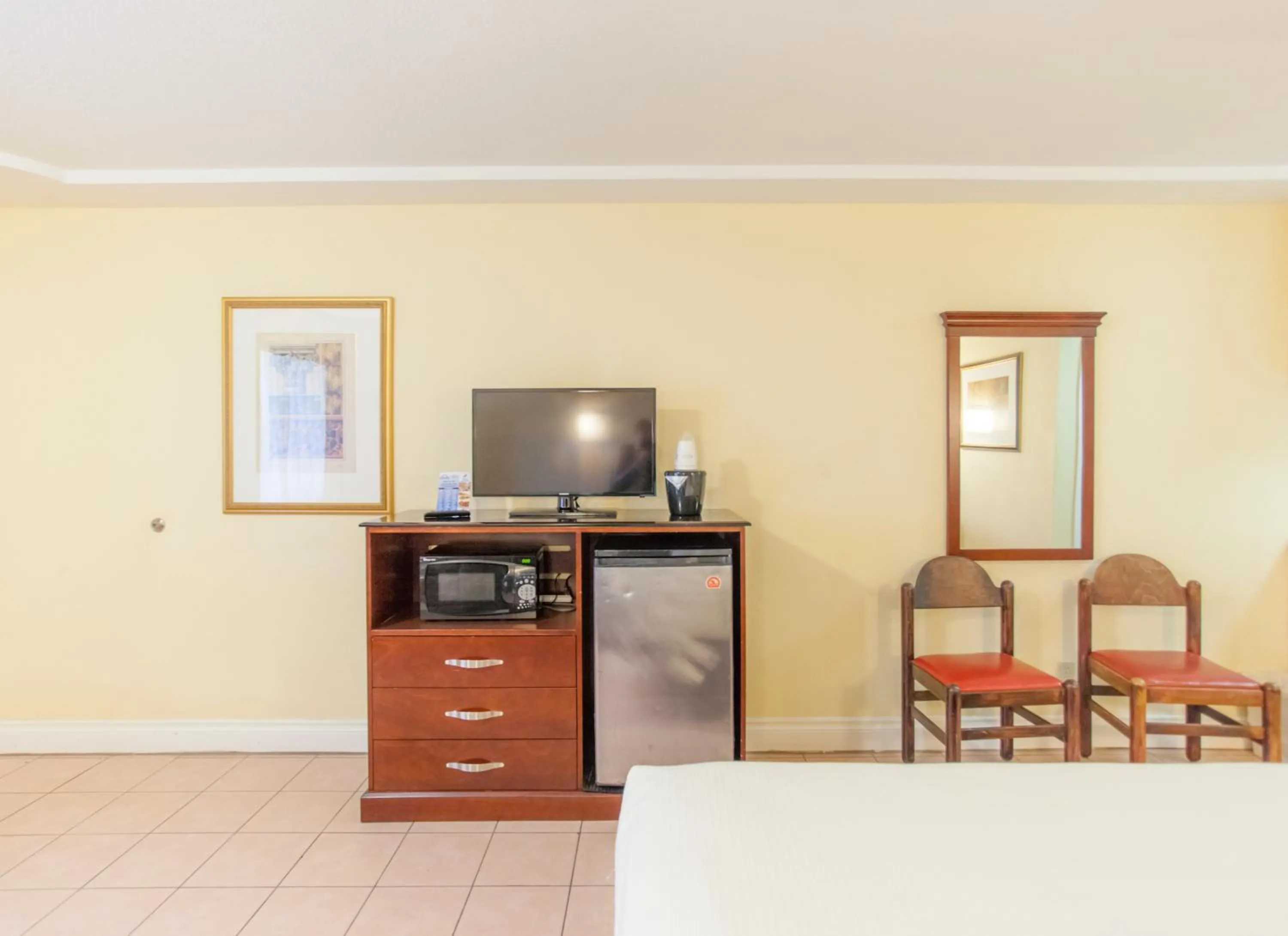 TV and multimedia in Days Inn by Wyndham Shenandoah