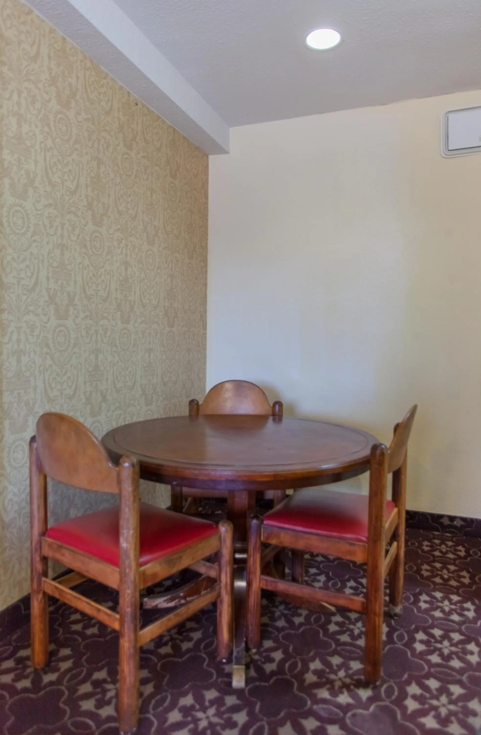 Dining area in Days Inn by Wyndham Shenandoah