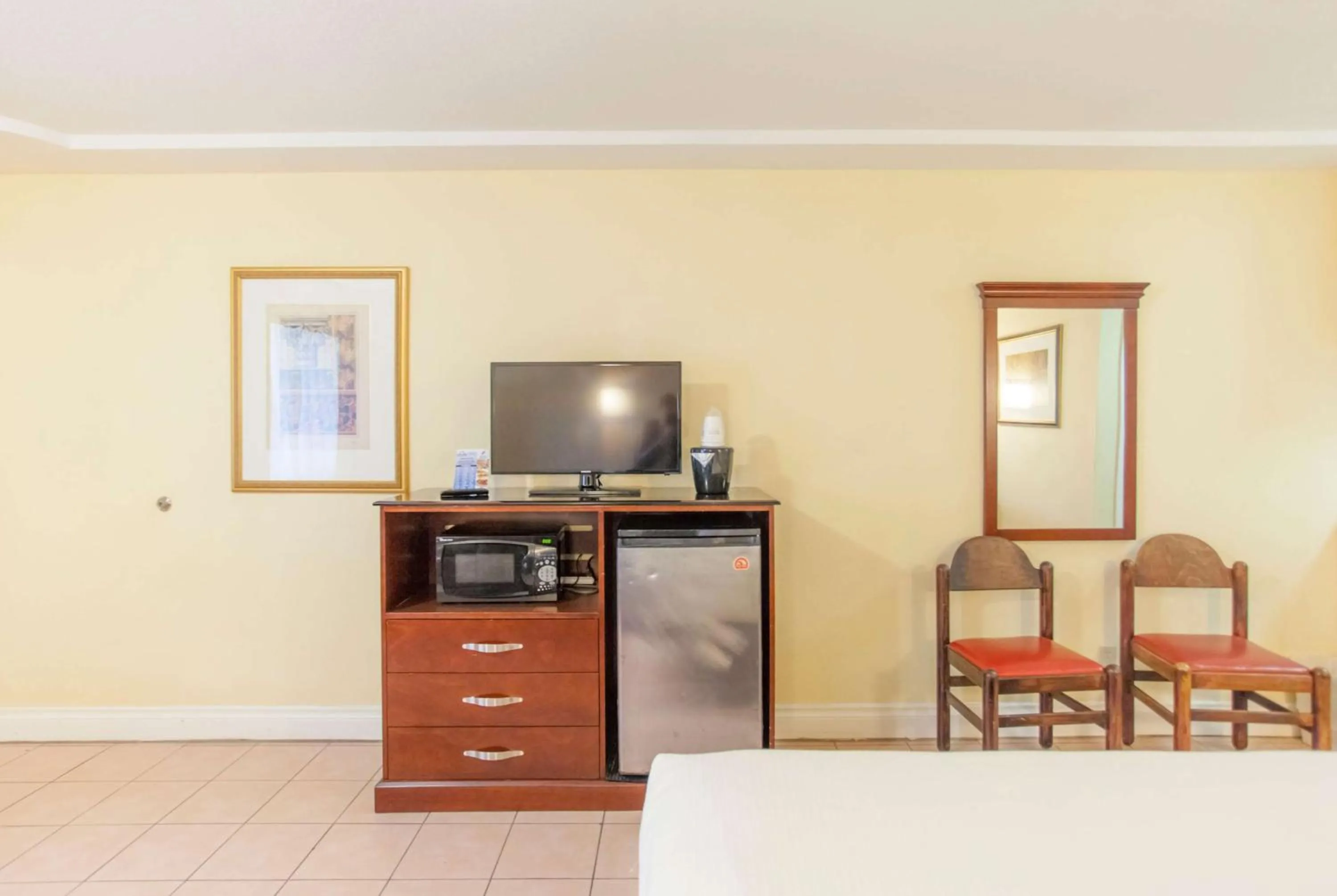 Photo of the whole room in Days Inn by Wyndham Shenandoah