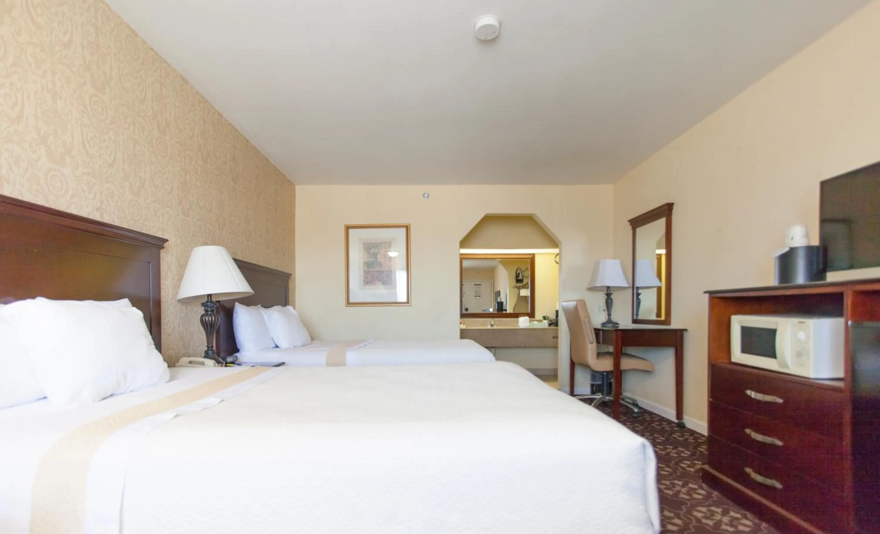 Photo of the whole room, Bed in Days Inn by Wyndham Shenandoah