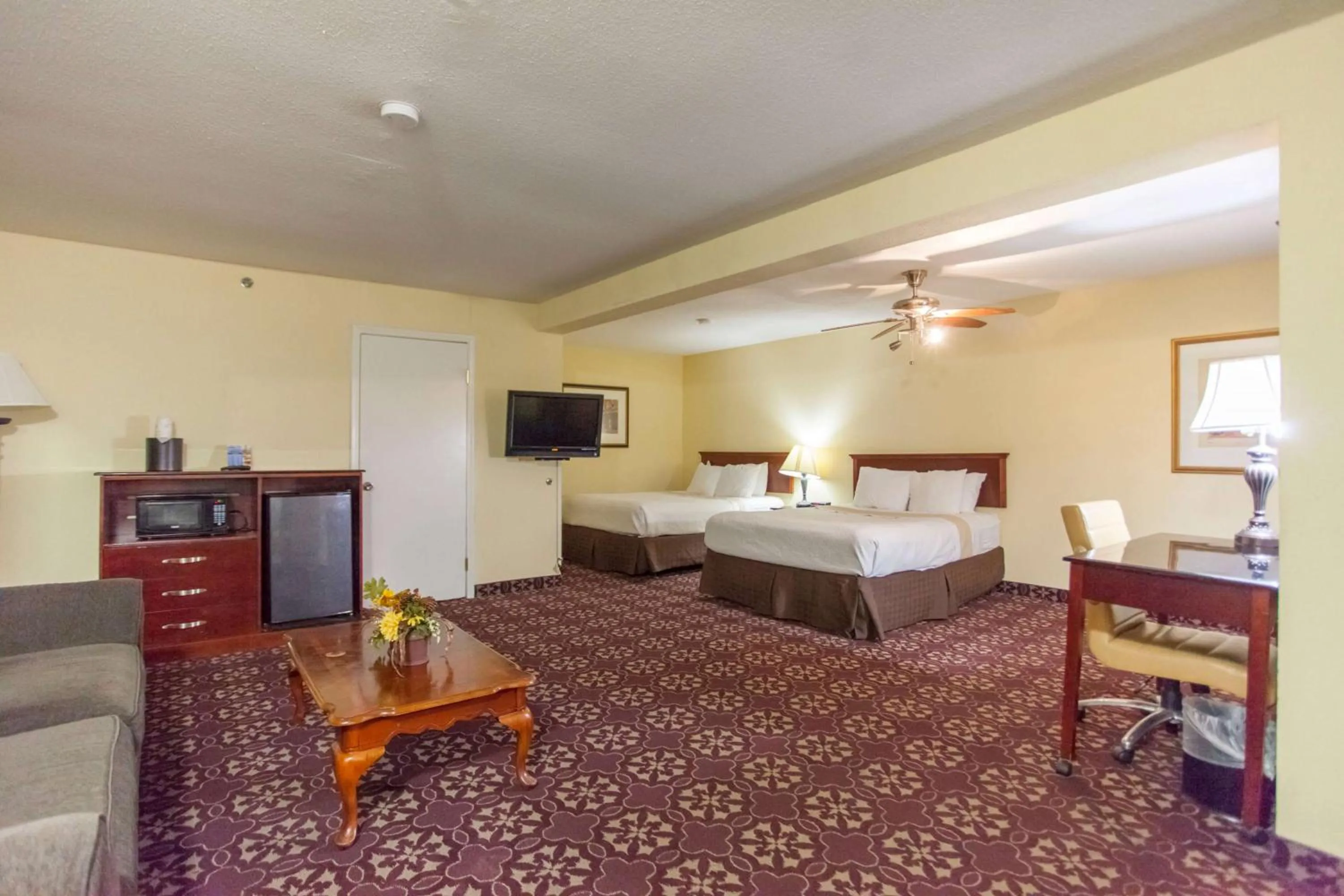 Photo of the whole room, Bed in Days Inn by Wyndham Shenandoah