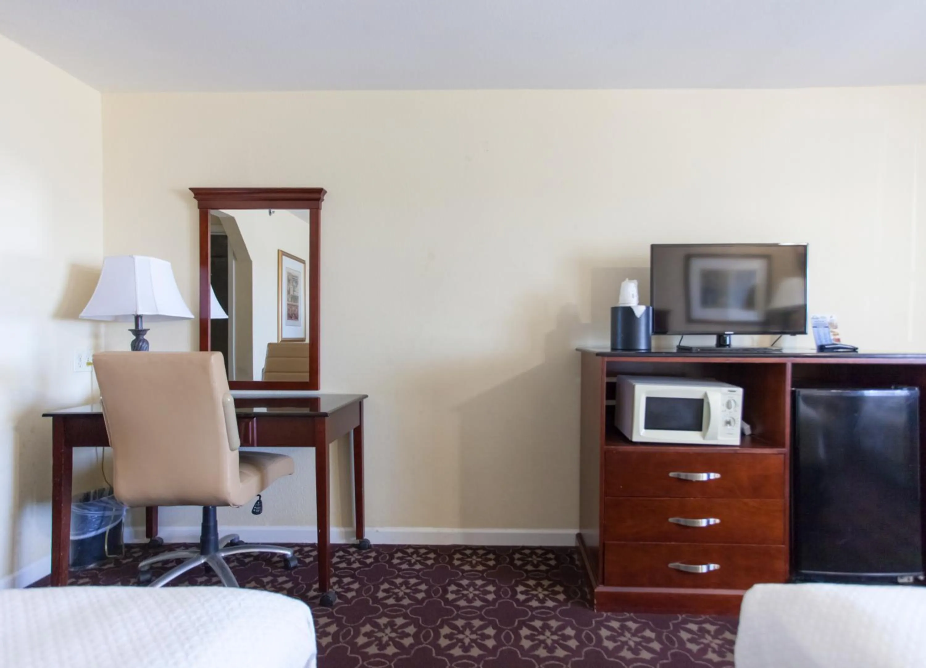 TV and multimedia in Days Inn by Wyndham Shenandoah
