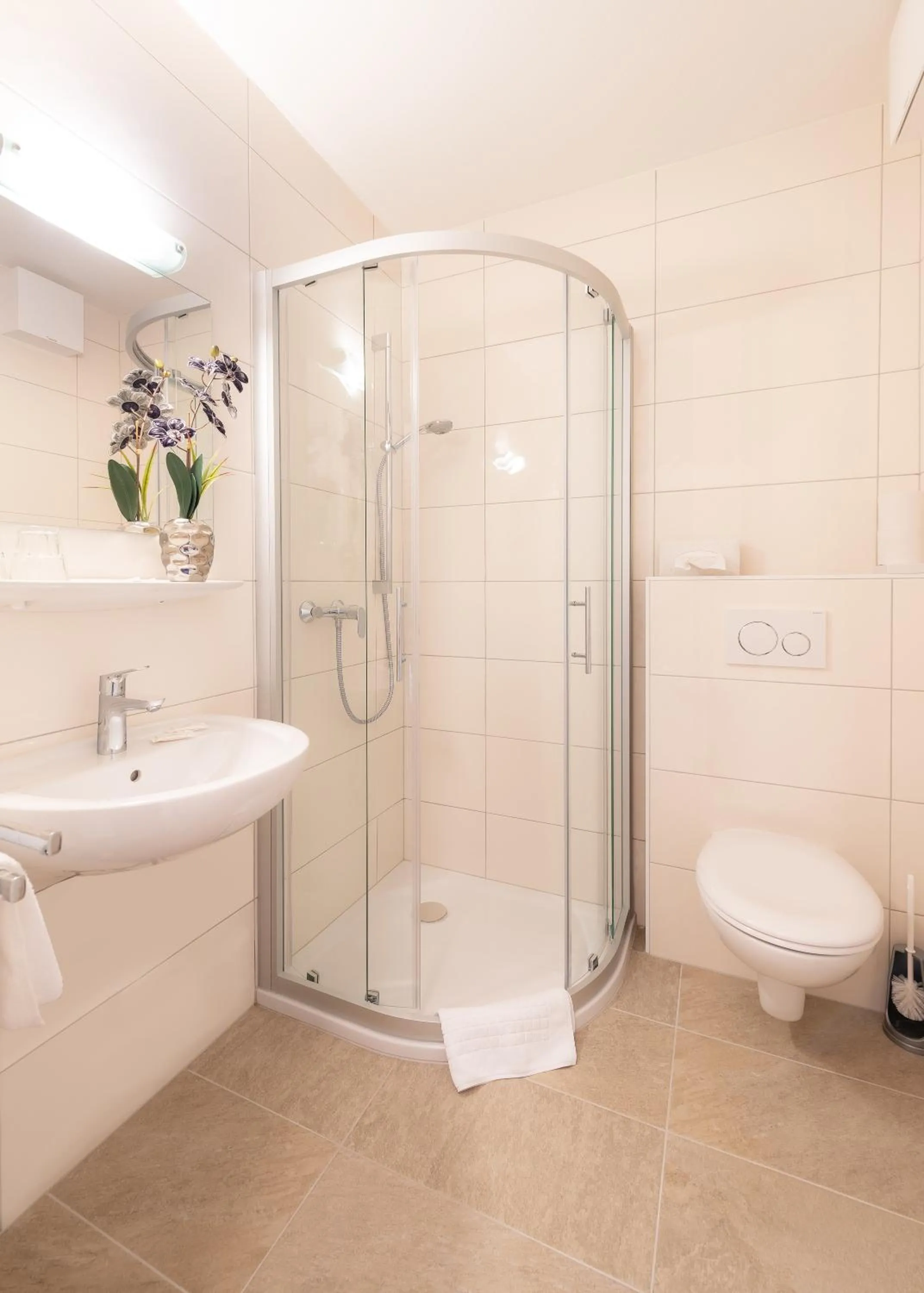 Shower in Strandhotel Orchidee