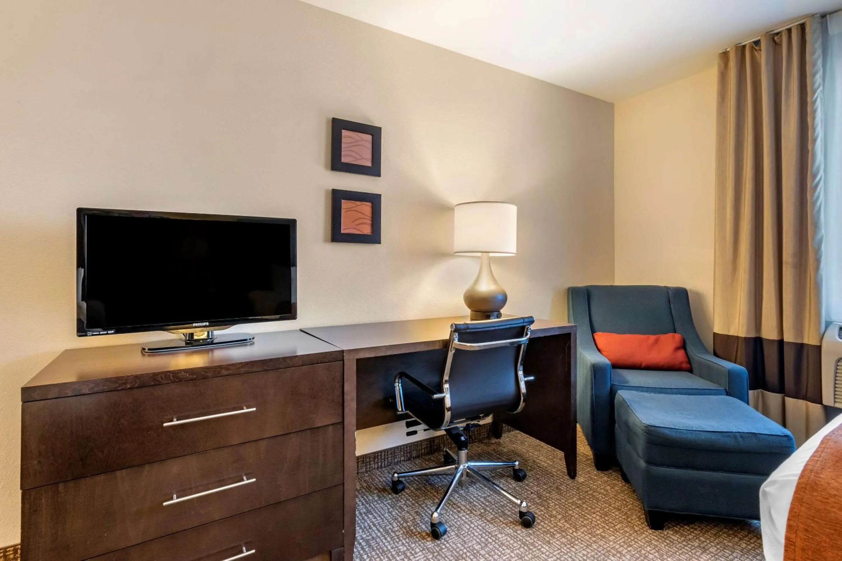 TV and multimedia in Comfort Inn Williamsport