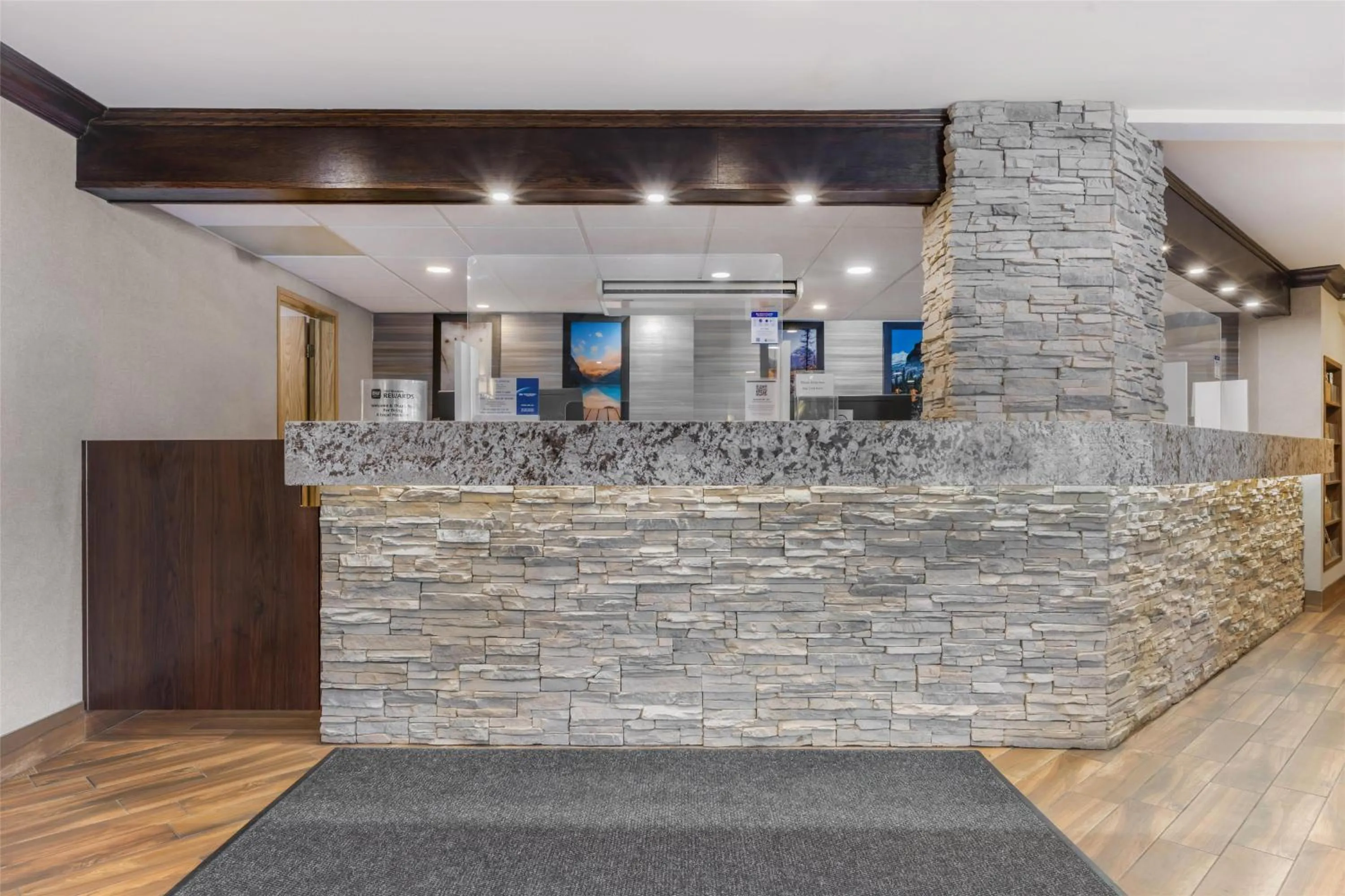 Lobby or reception in Best Western Plus Country Meadows Inn
