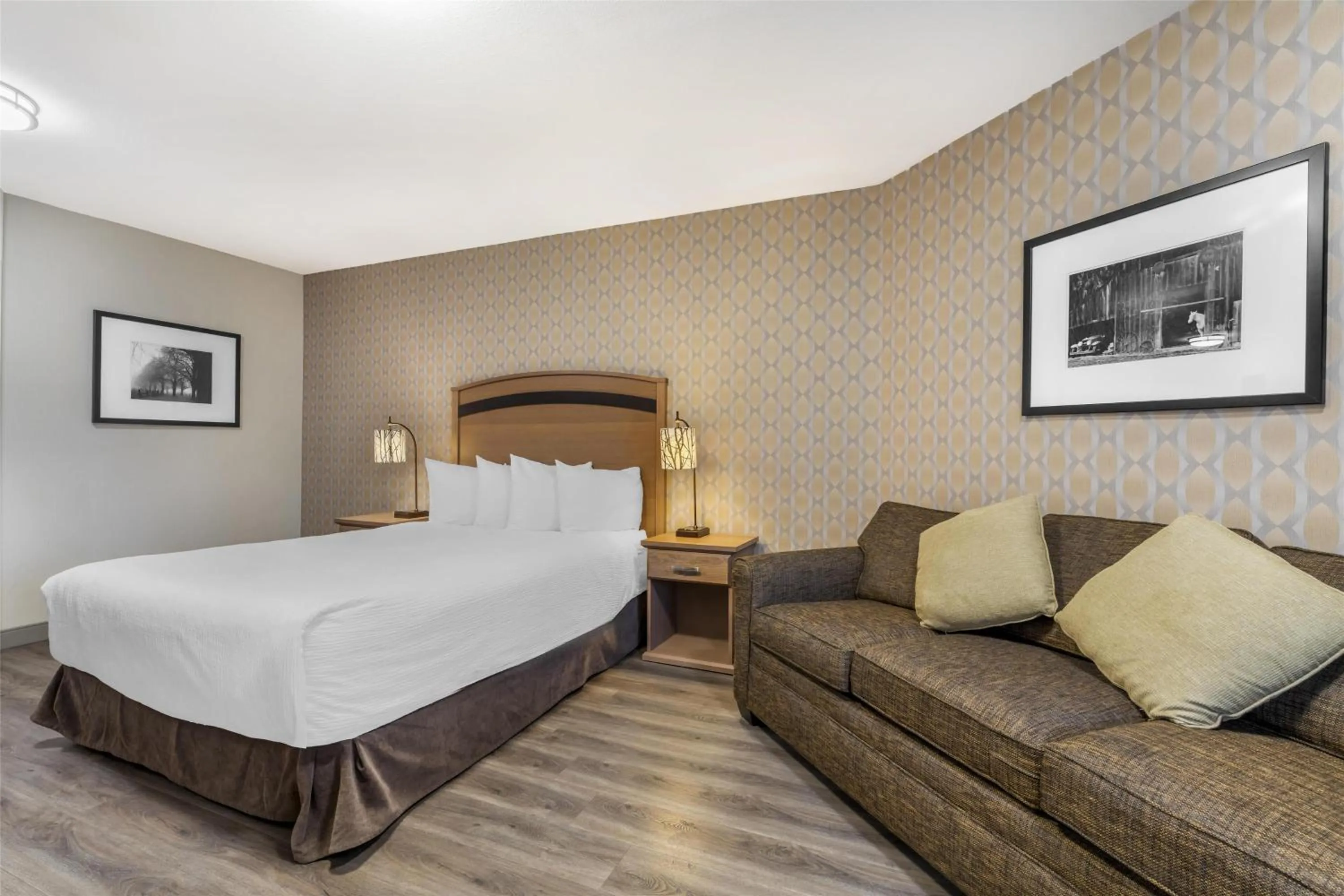 Bedroom, Bed in Best Western Plus Country Meadows Inn