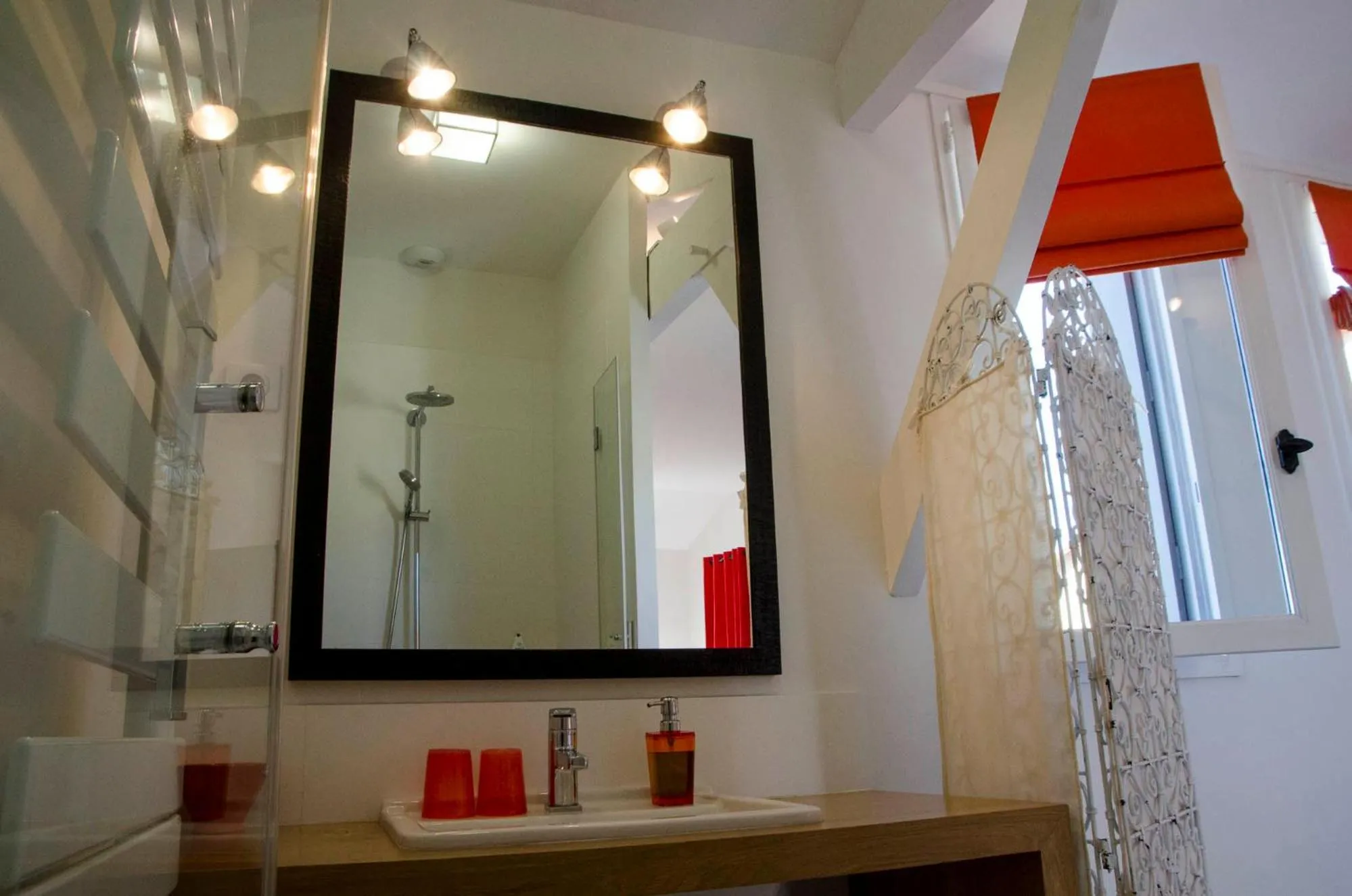 Shower in La Ferrade Chambres d'Hôtes B&B