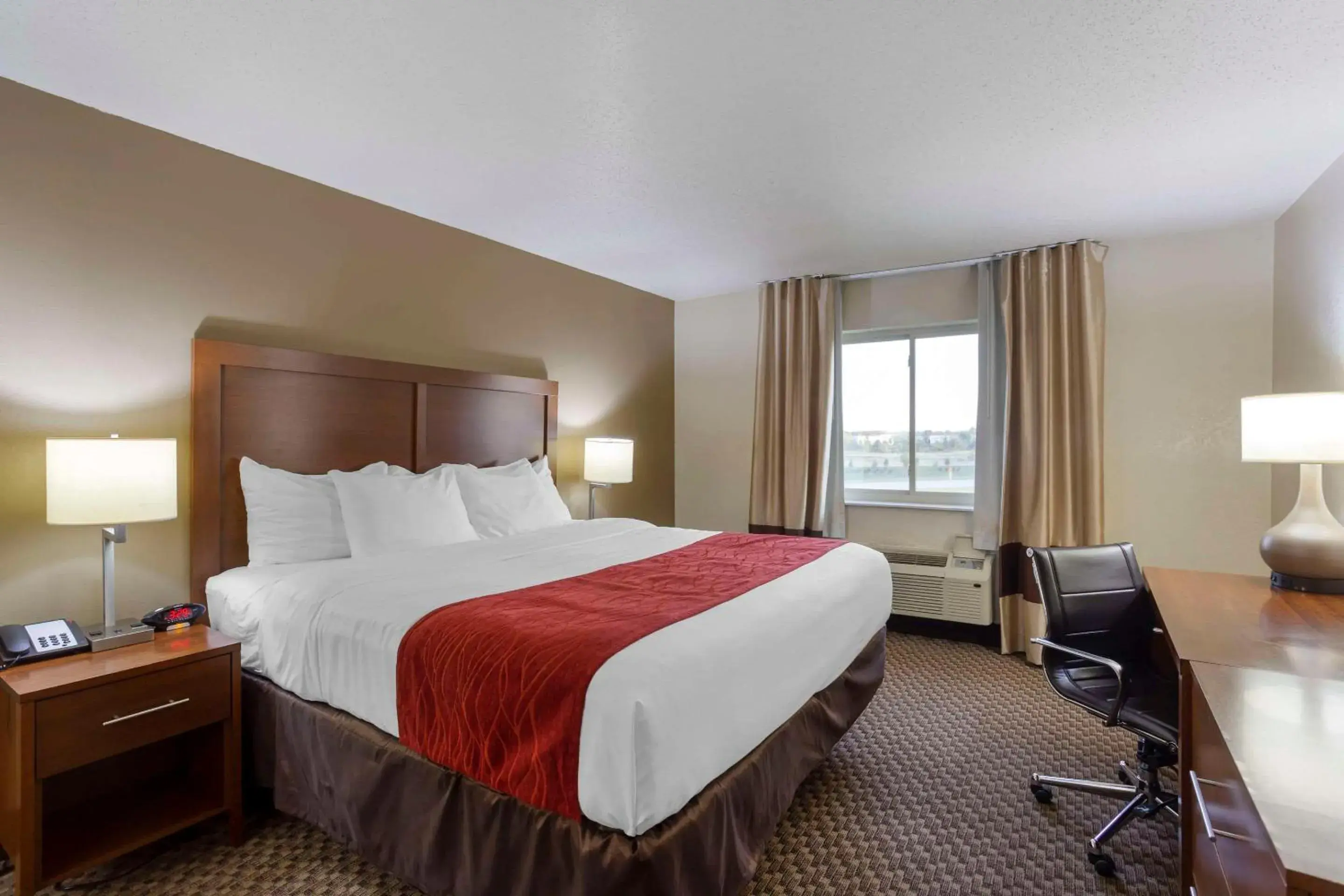 Superior King Room - Non-Smoking in Comfort Inn Hobart-Merrillville I-65 Superior King Room - Non-Smoking in Comfort Inn Hobart-Merrillville I-65