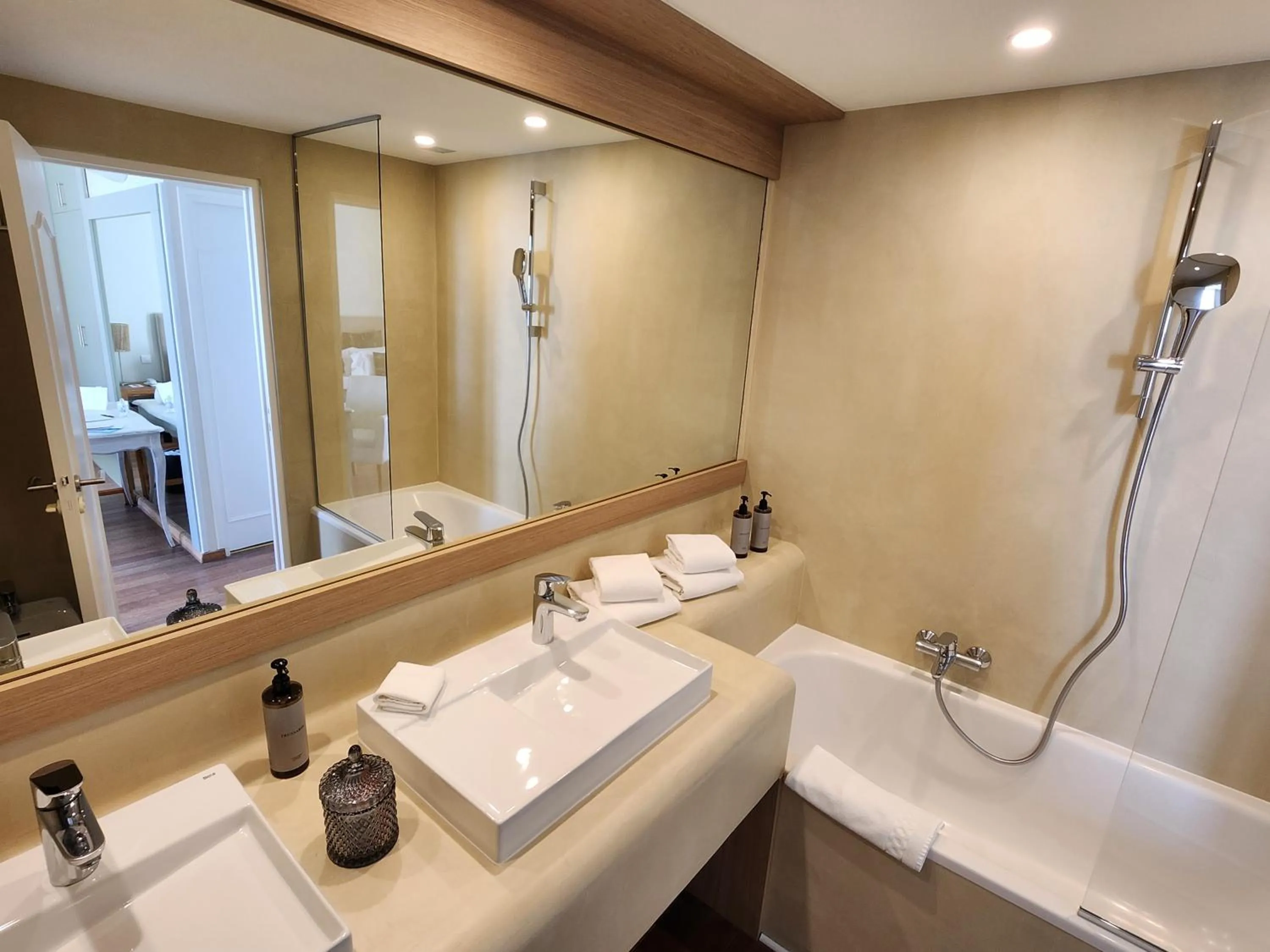 Bath in La Belle Aurore