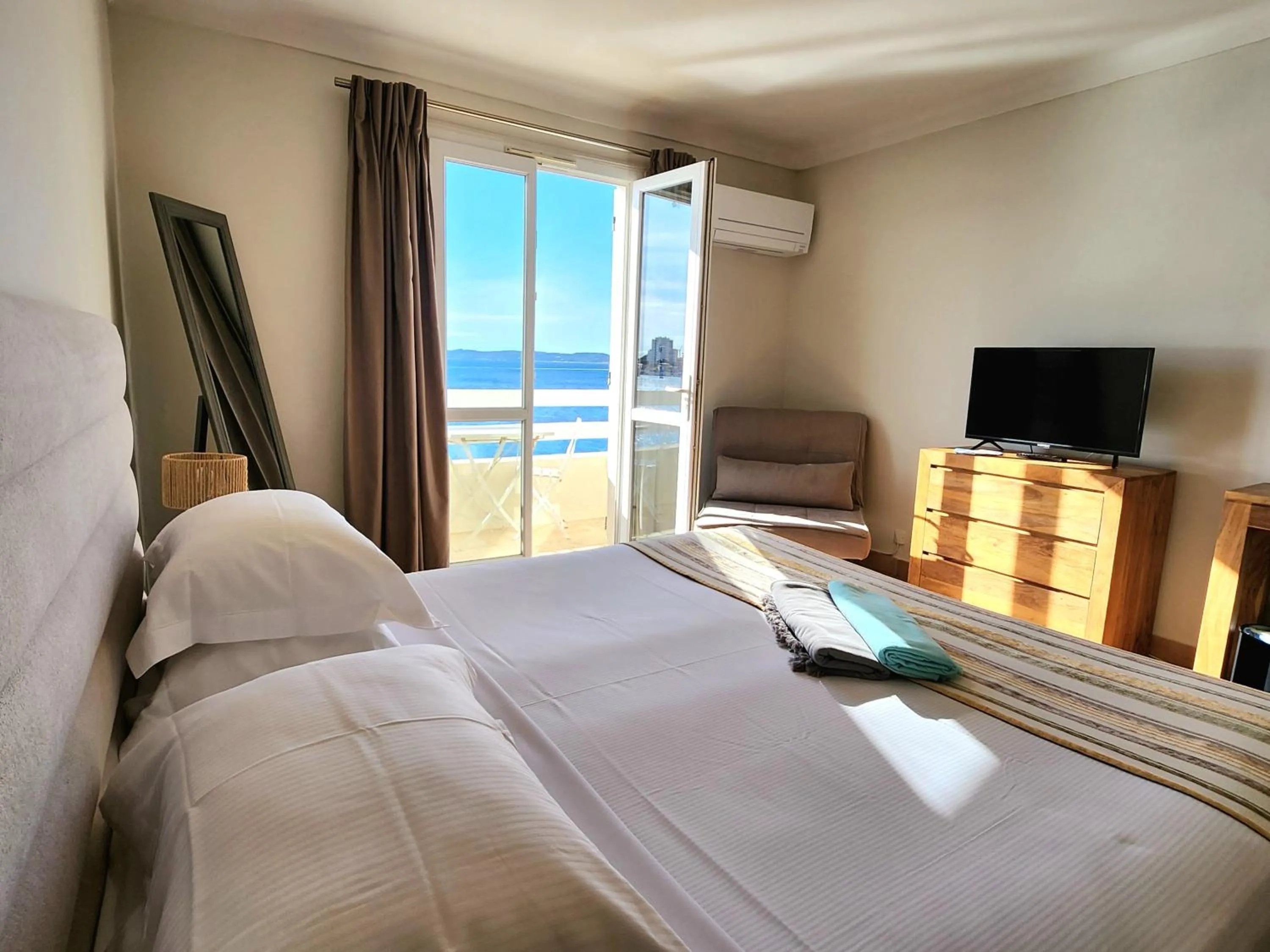 Photo of the whole room, Bed in La Belle Aurore