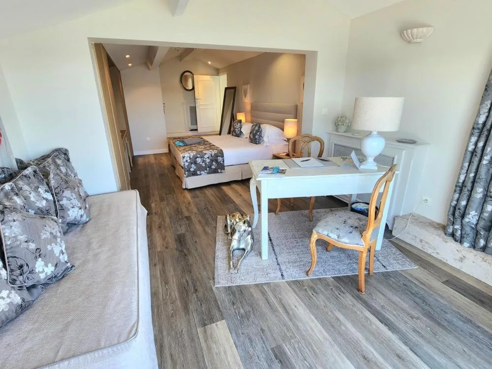 Photo of the whole room in La Belle Aurore