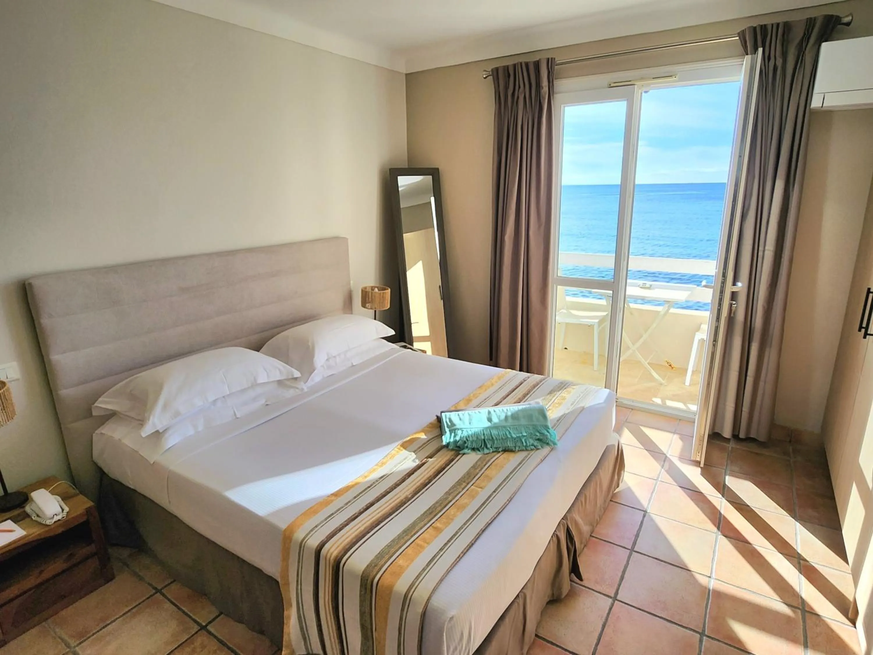 Photo of the whole room, Bed in La Belle Aurore