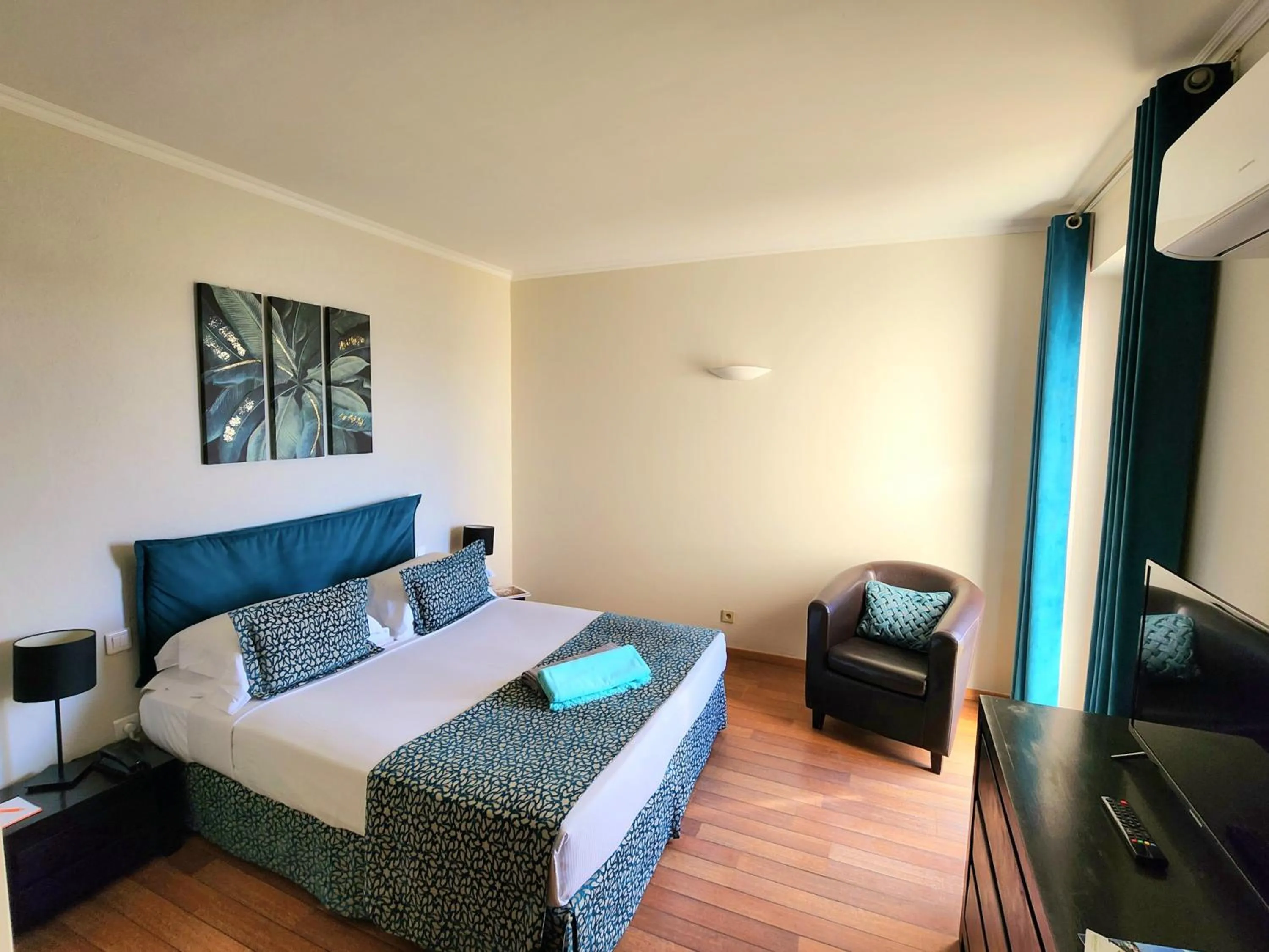 Photo of the whole room, Bed in La Belle Aurore