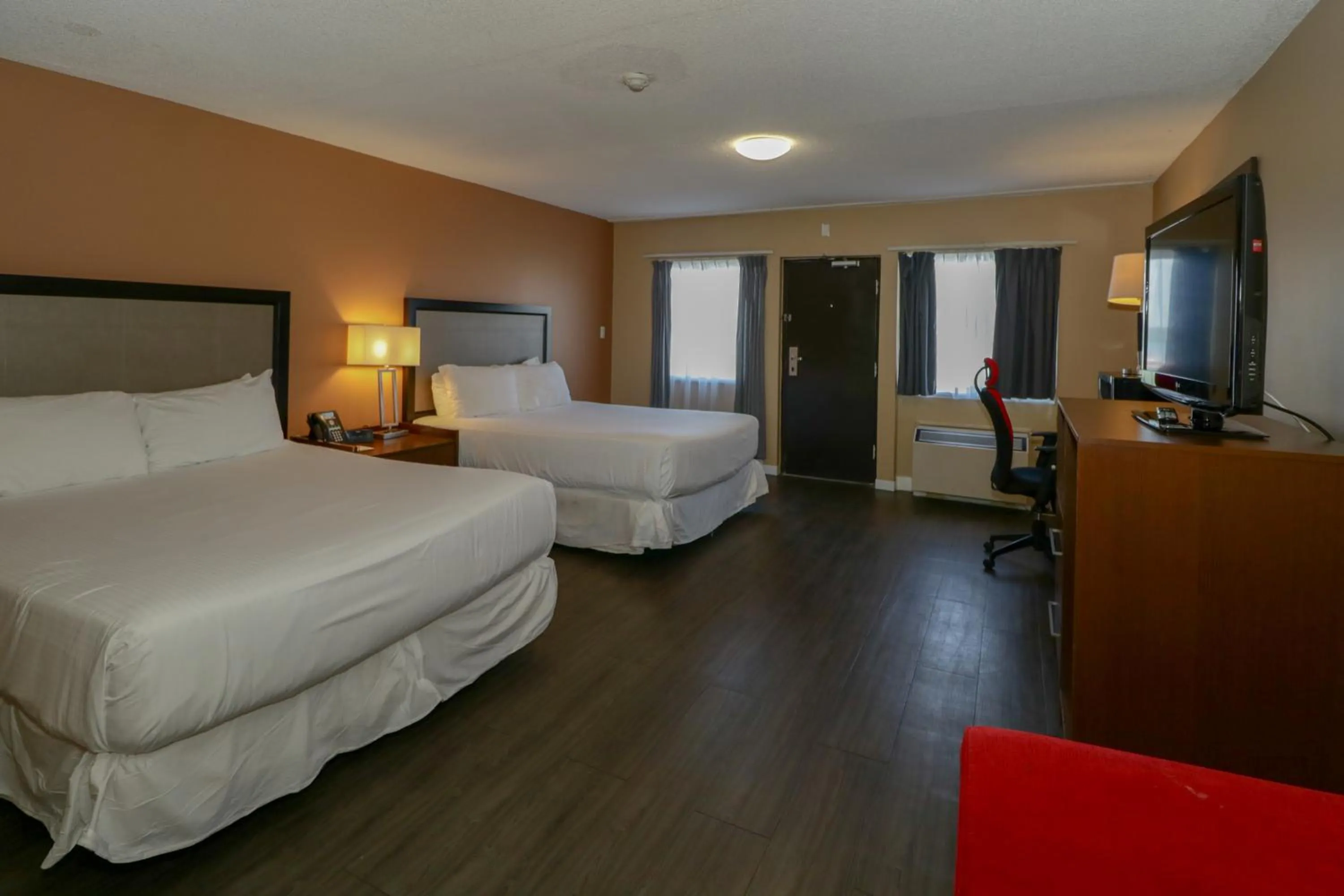 Photo of the whole room, Bed in Ramada by Wyndham Jackson's Point