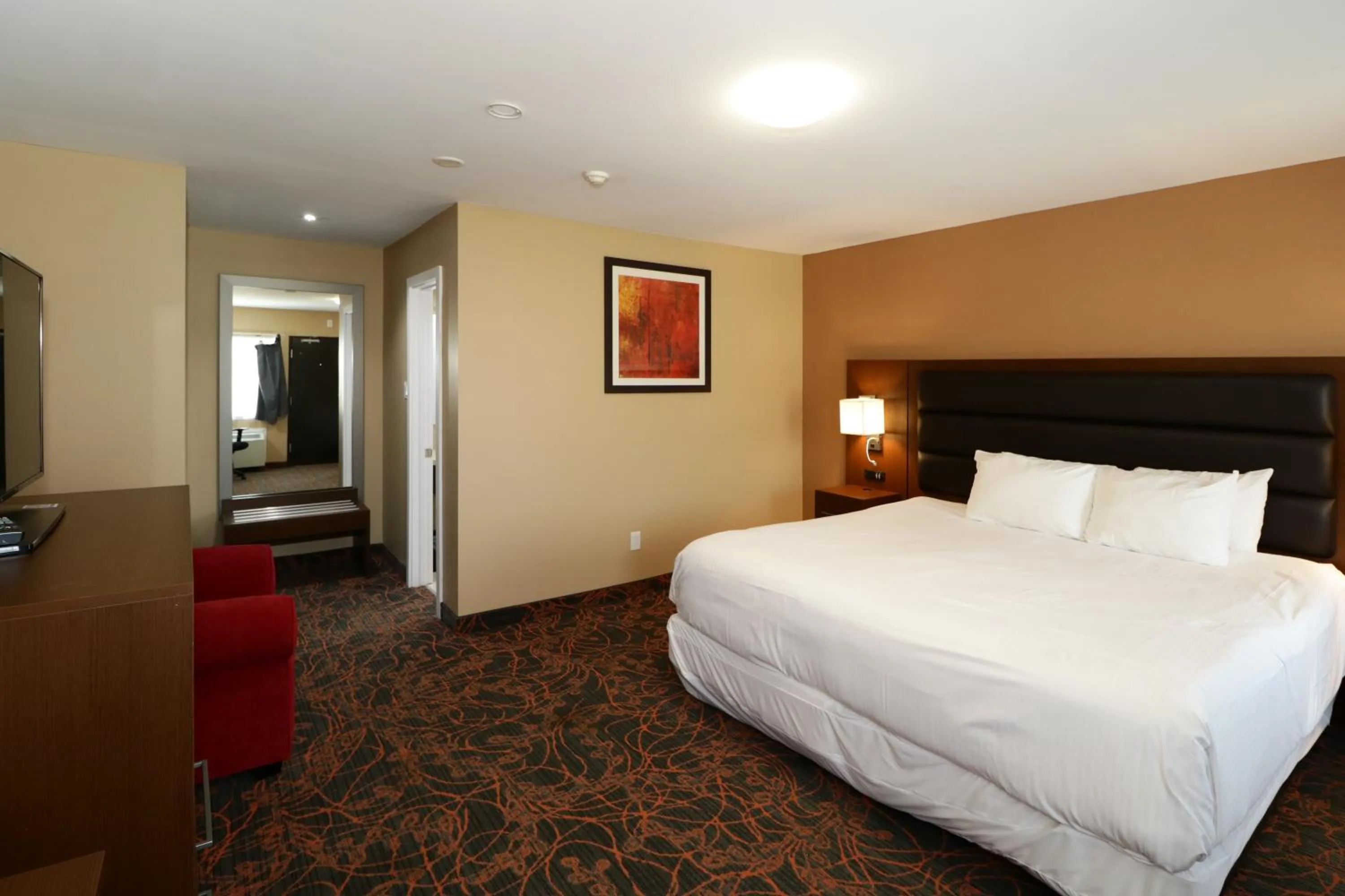 Photo of the whole room, Bed in Ramada by Wyndham Jackson's Point