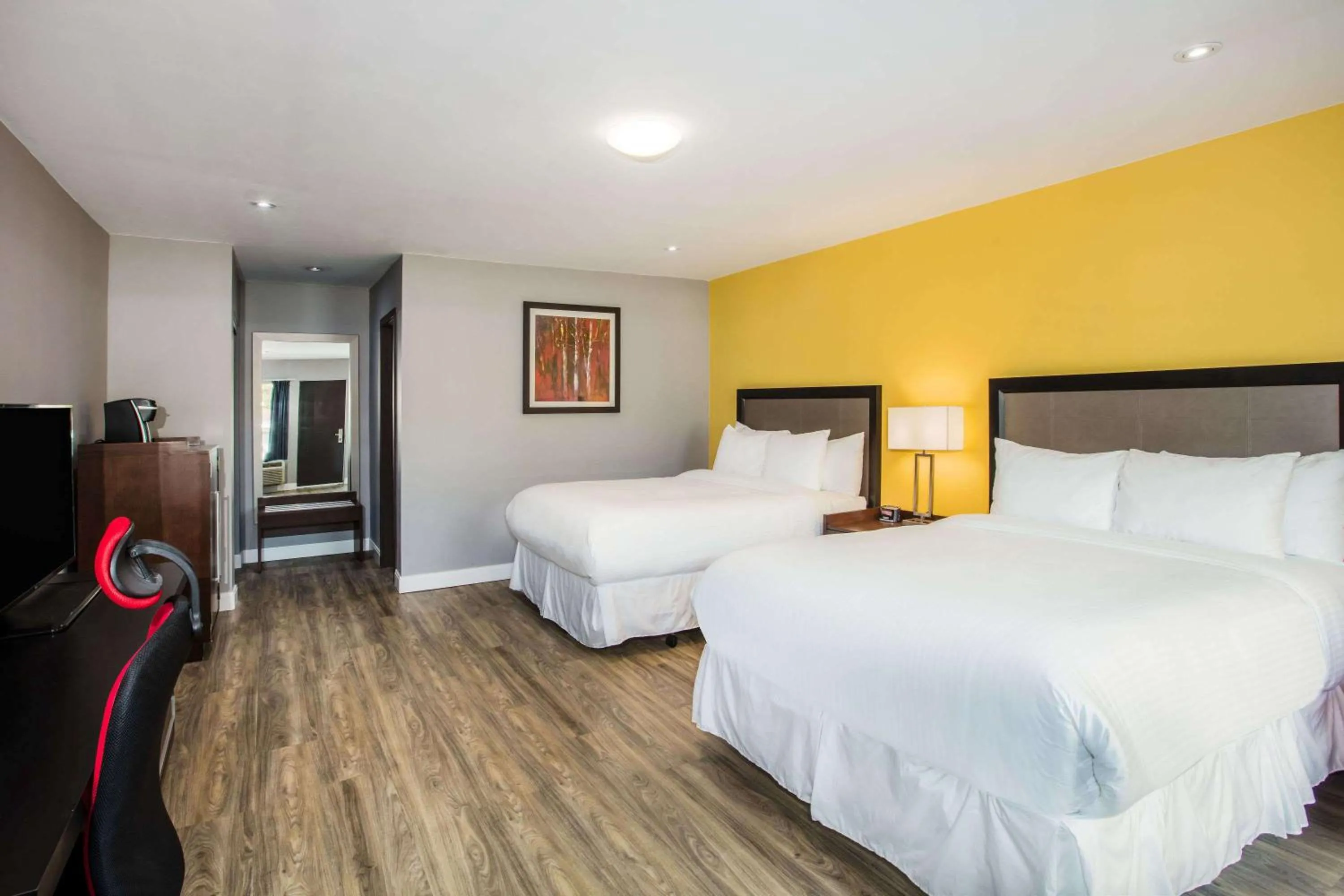 Photo of the whole room, Bed in Ramada by Wyndham Jackson's Point