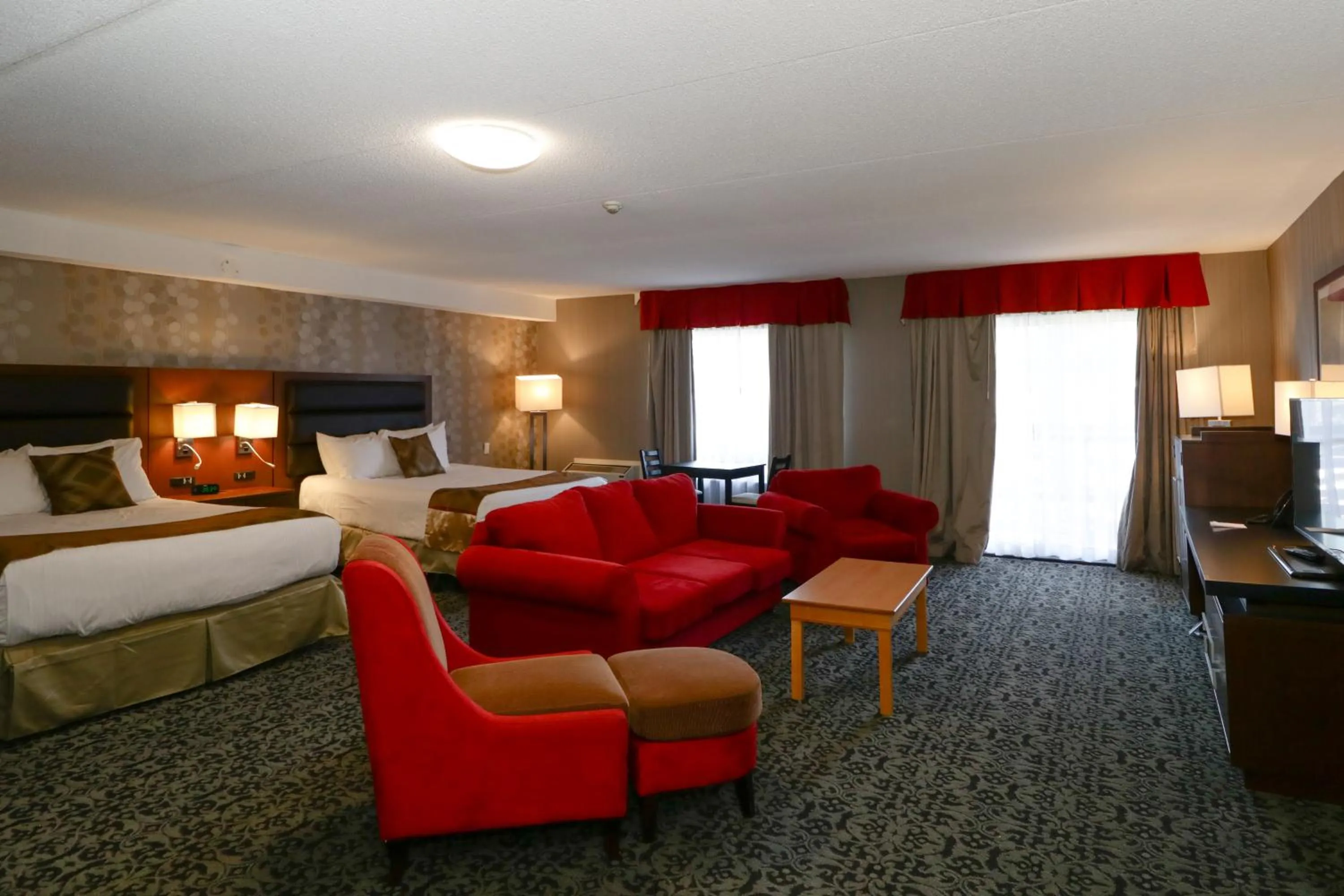 TV and multimedia, Bed in Ramada by Wyndham Jackson's Point