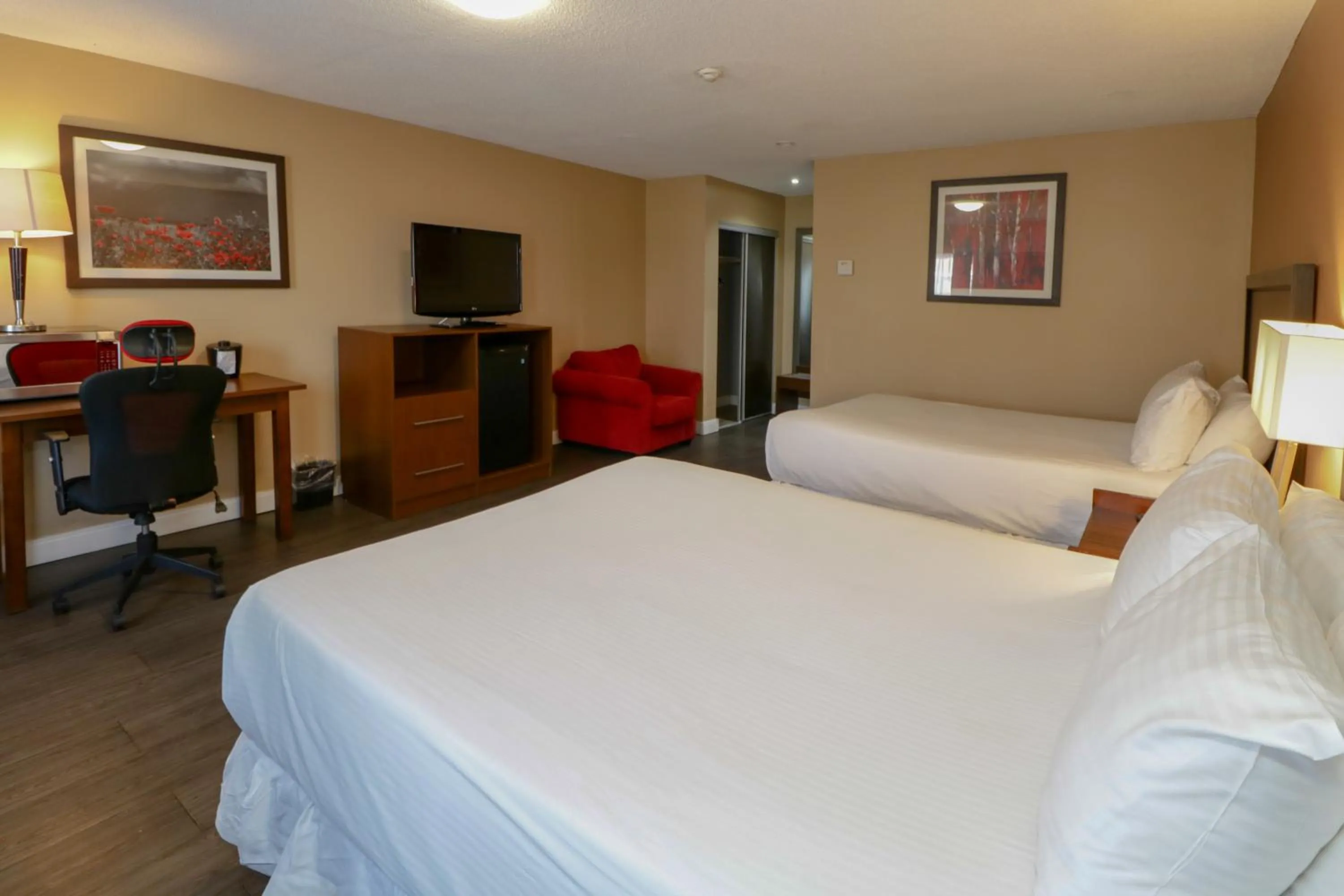 Photo of the whole room, Bed in Ramada by Wyndham Jackson's Point