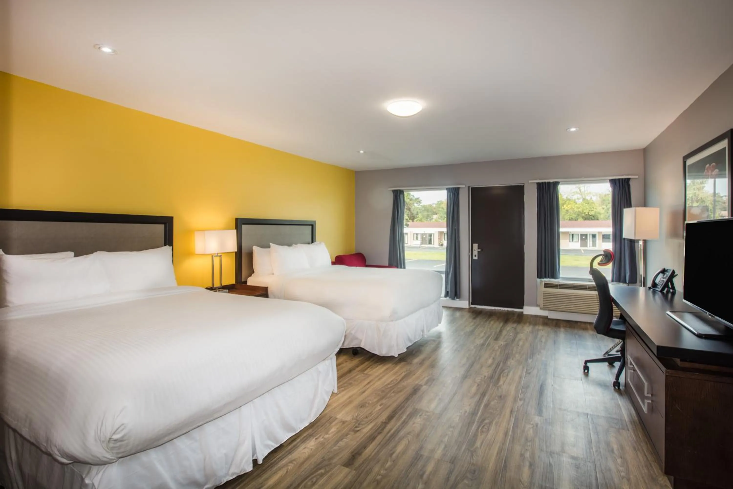 Photo of the whole room, Bed in Ramada by Wyndham Jackson's Point