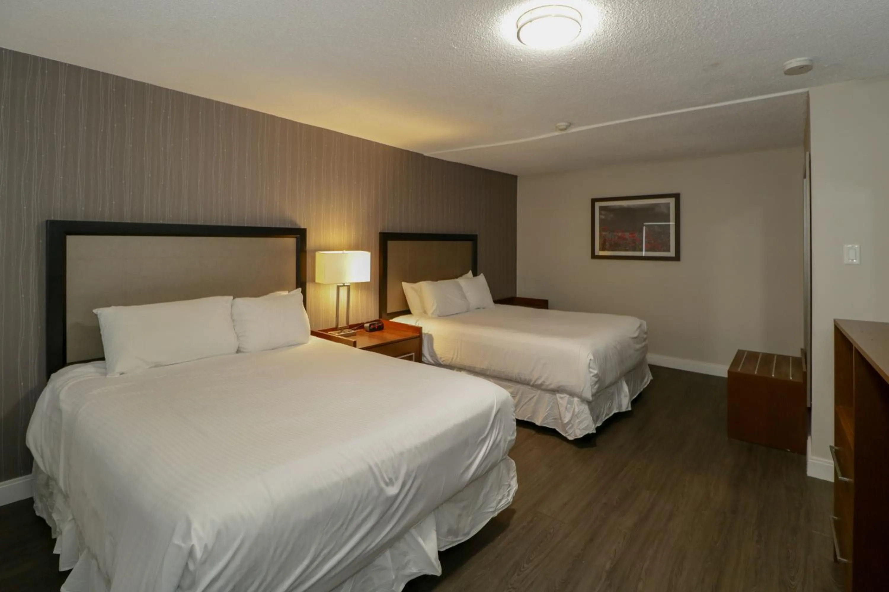 Bedroom, Bed in Ramada by Wyndham Jackson's Point
