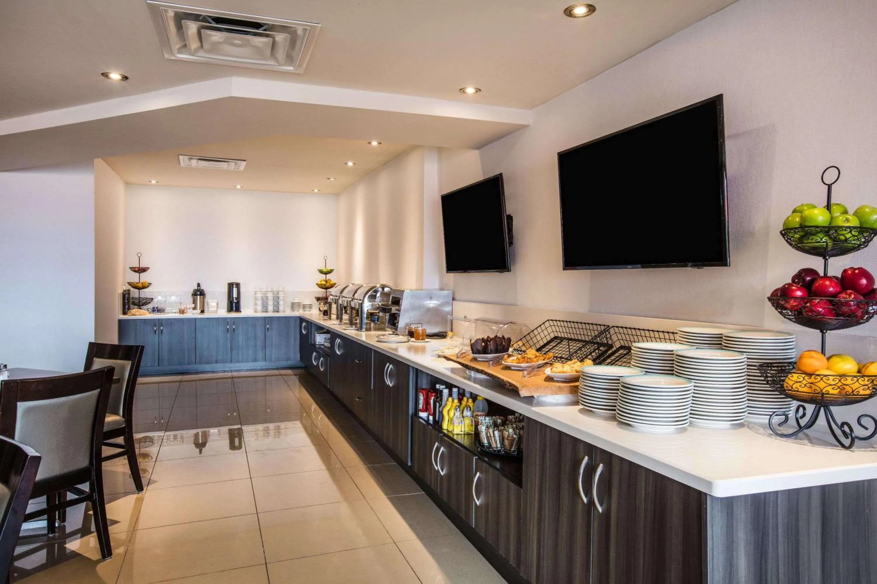 Restaurant/places to eat in Ramada by Wyndham Jackson's Point