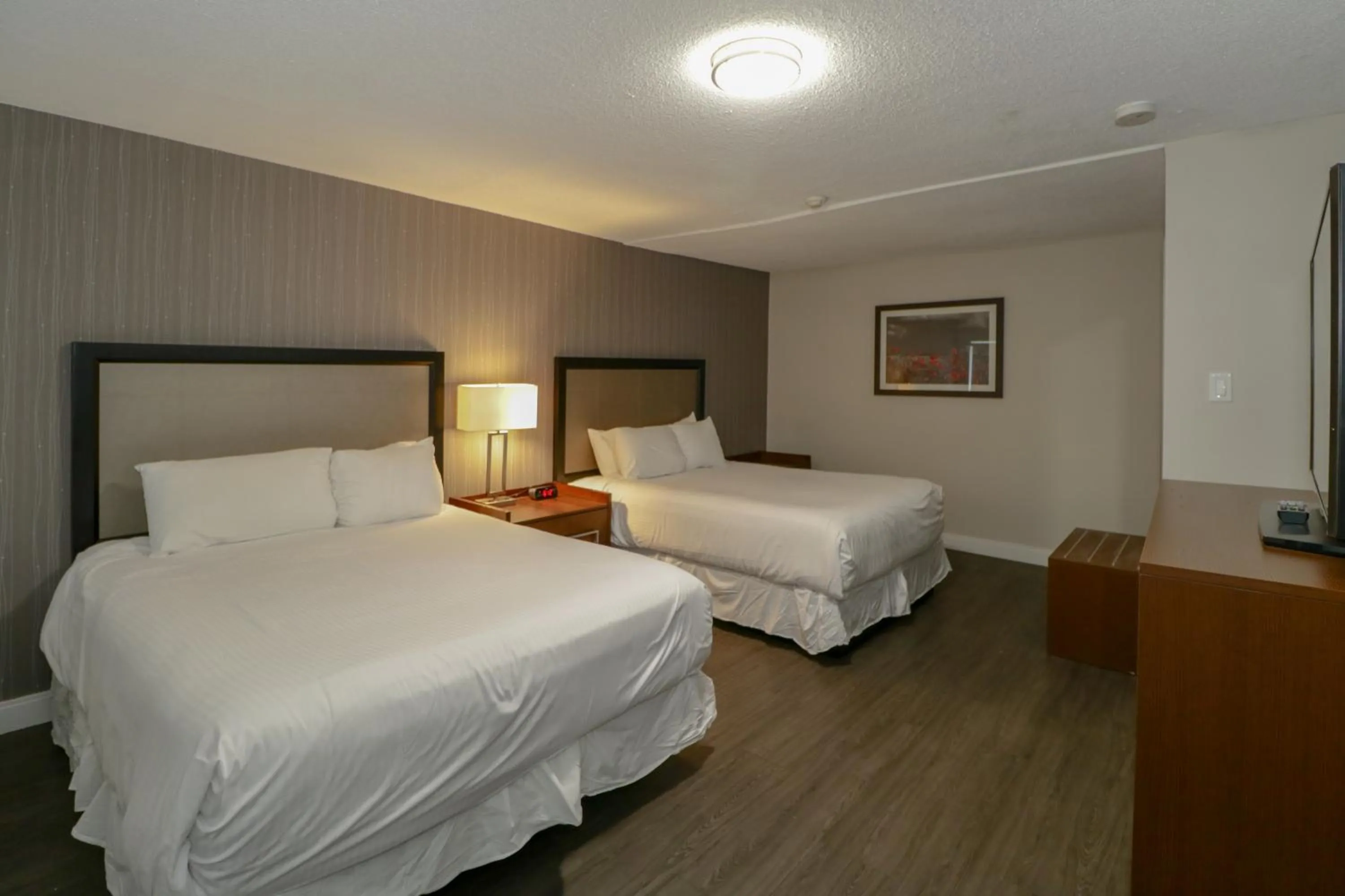 Photo of the whole room, Bed in Ramada by Wyndham Jackson's Point