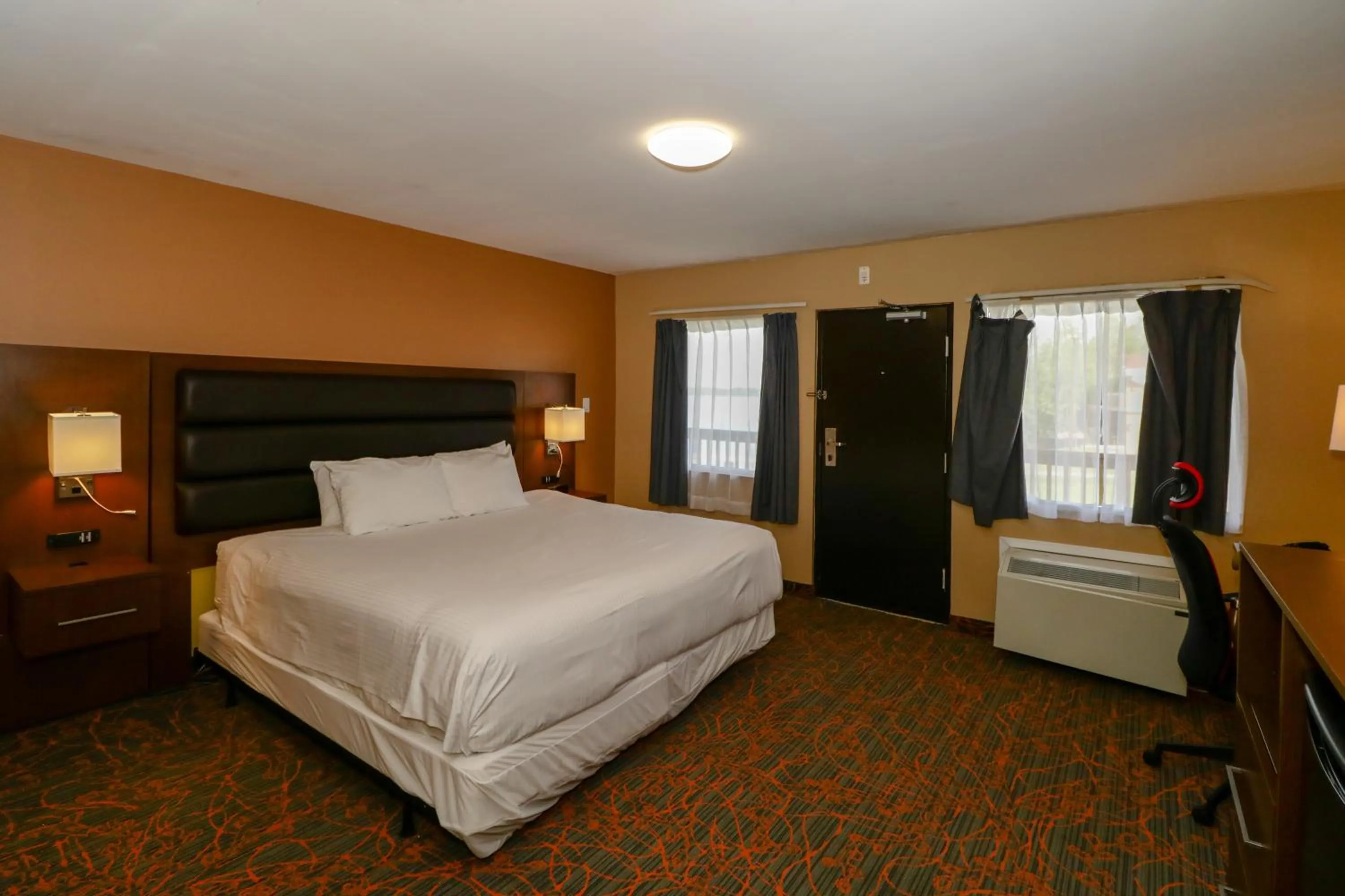 Photo of the whole room, Bed in Ramada by Wyndham Jackson's Point