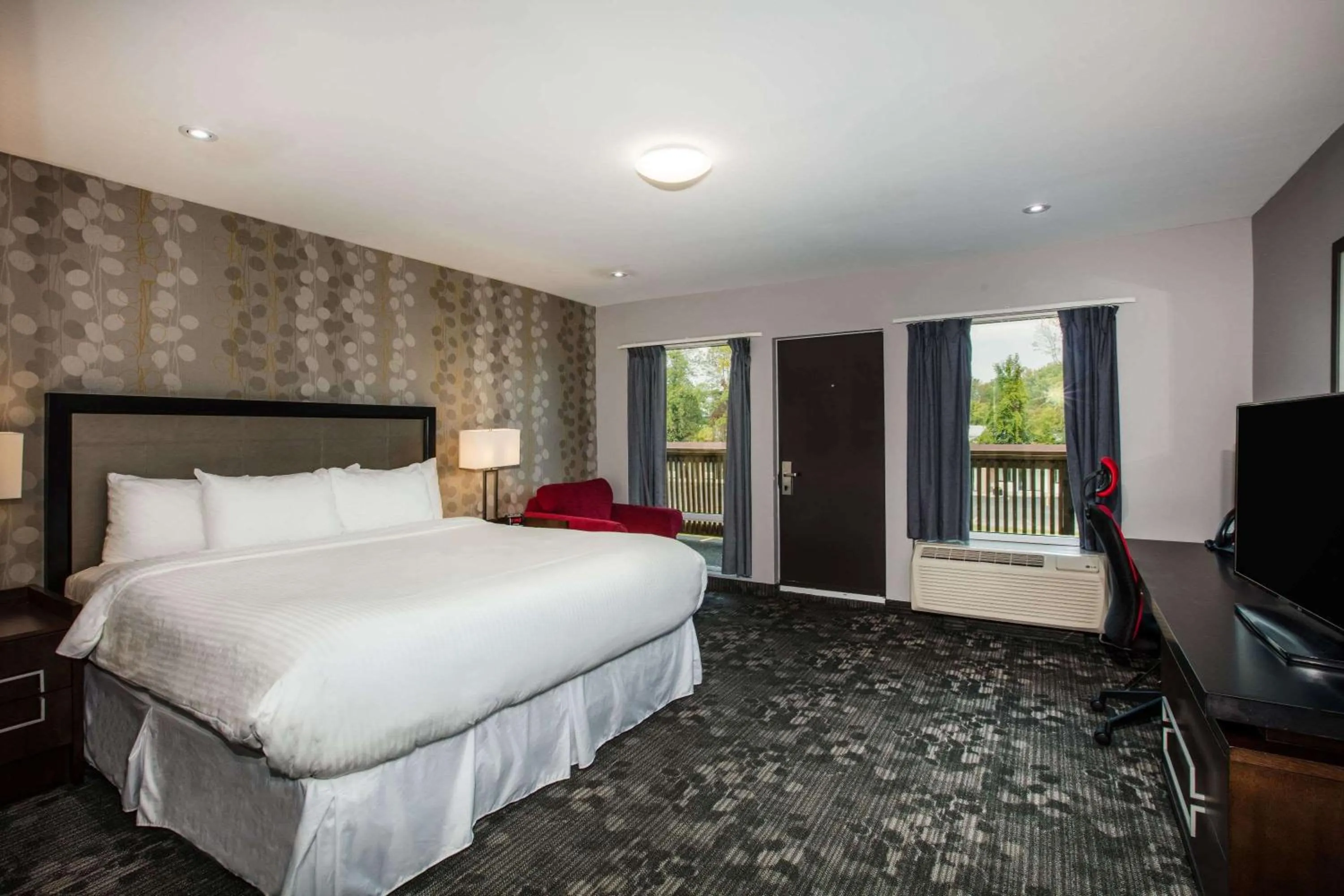Photo of the whole room, Bed in Ramada by Wyndham Jackson's Point