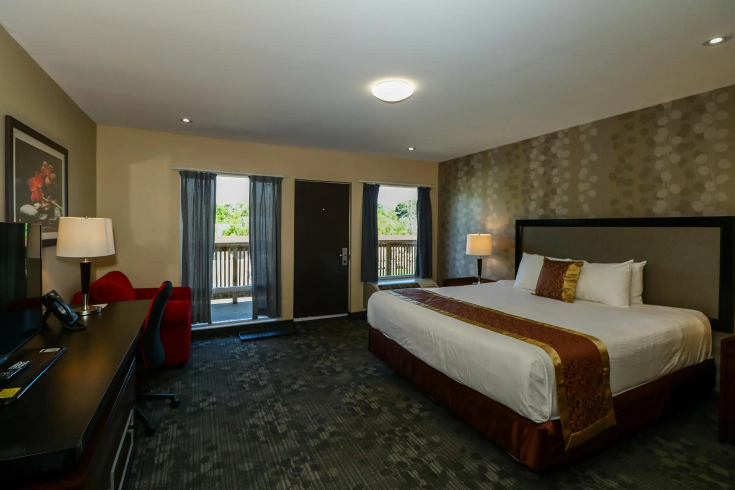 Photo of the whole room, Bed in Ramada by Wyndham Jackson's Point