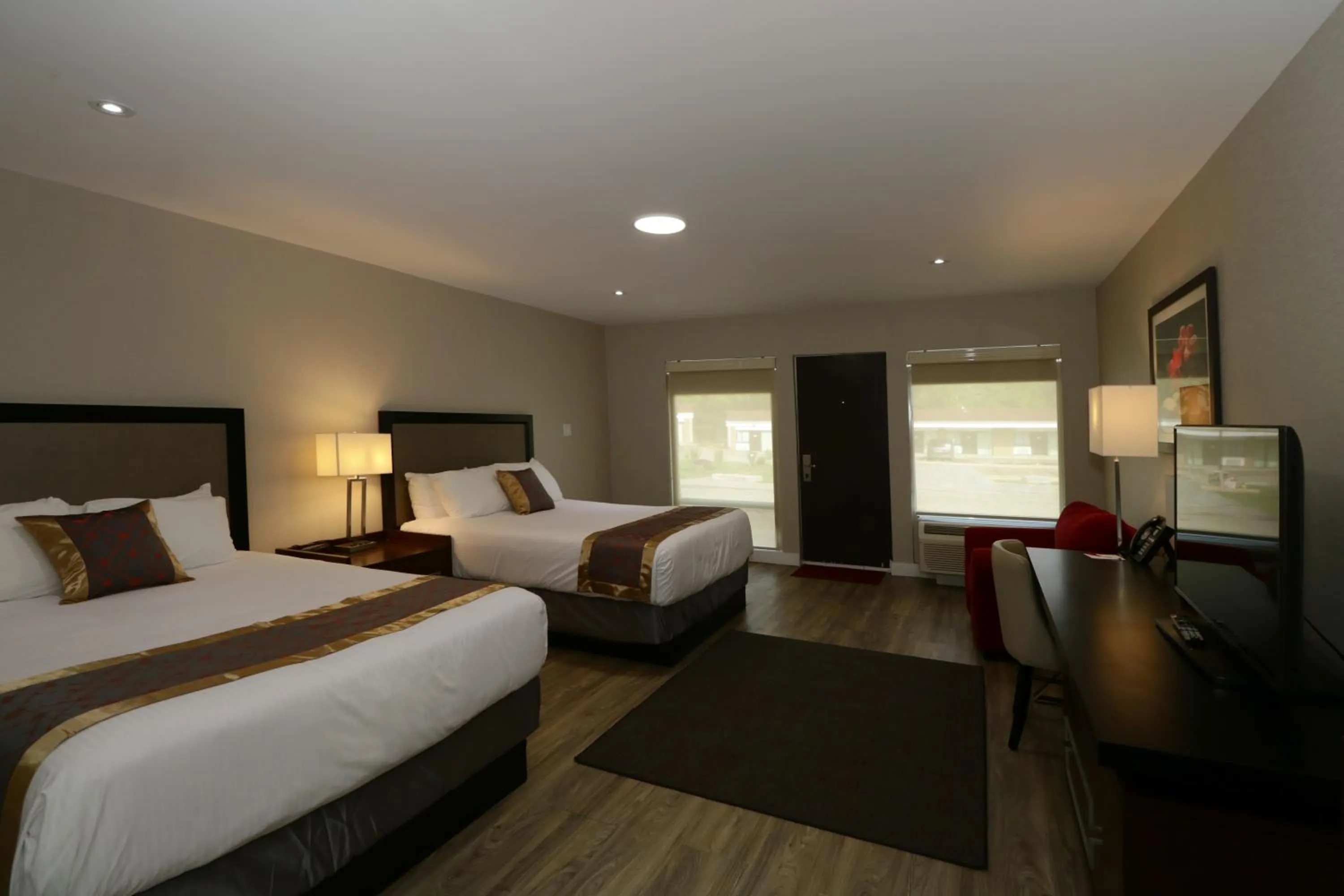 Photo of the whole room, Bed in Ramada by Wyndham Jackson's Point