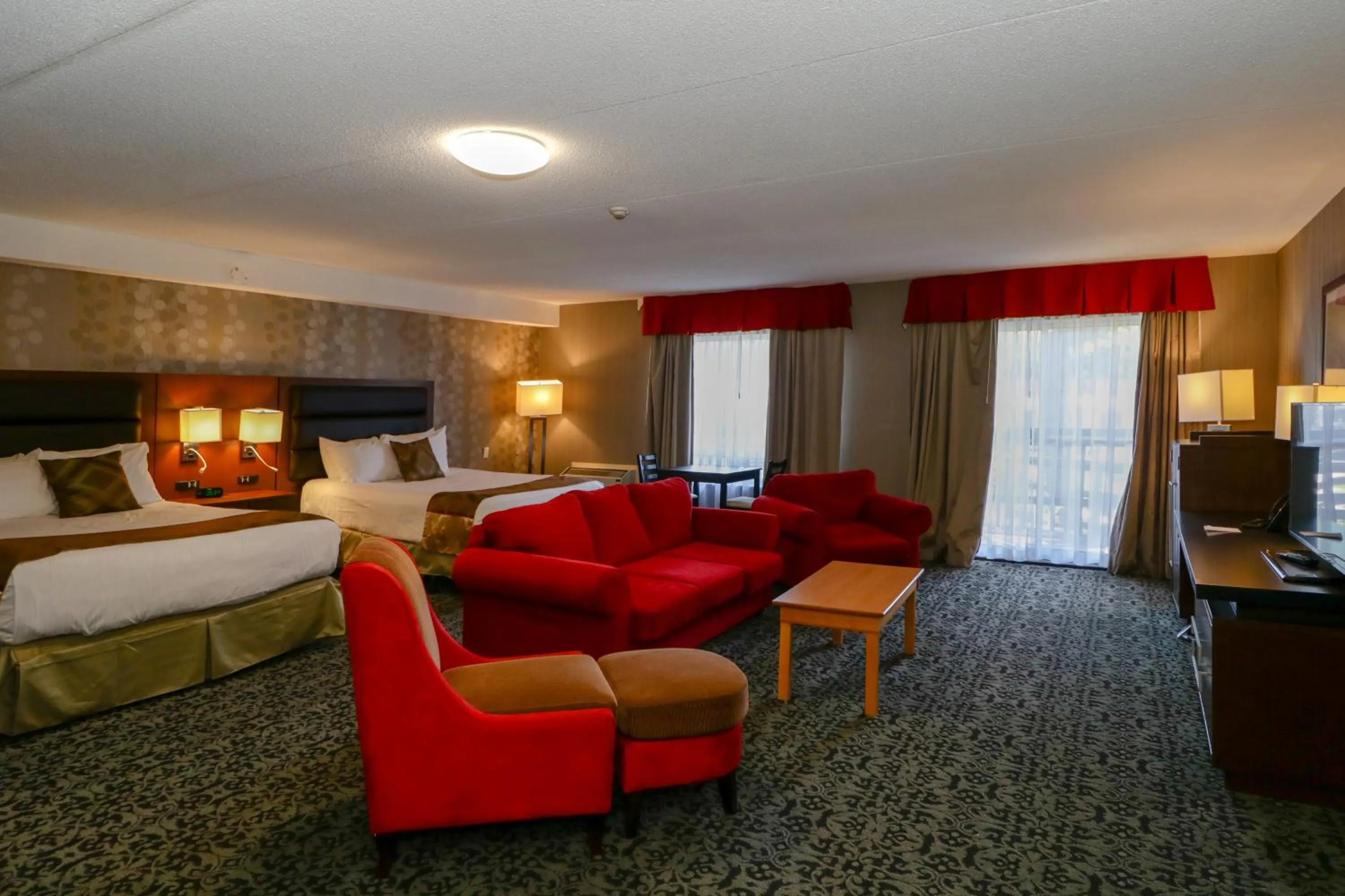 Seating area, Bed in Ramada by Wyndham Jackson's Point