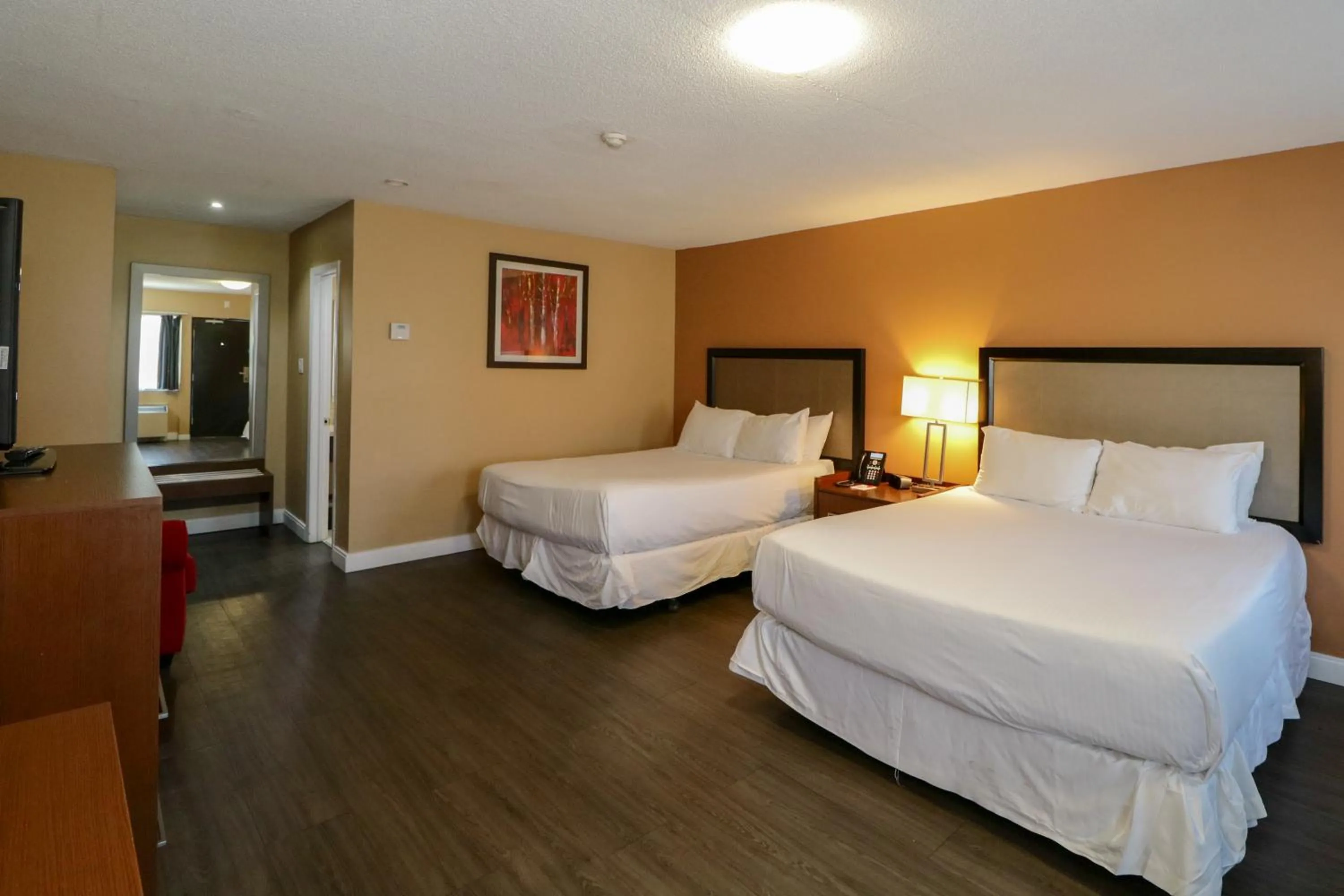 Photo of the whole room, Bed in Ramada by Wyndham Jackson's Point