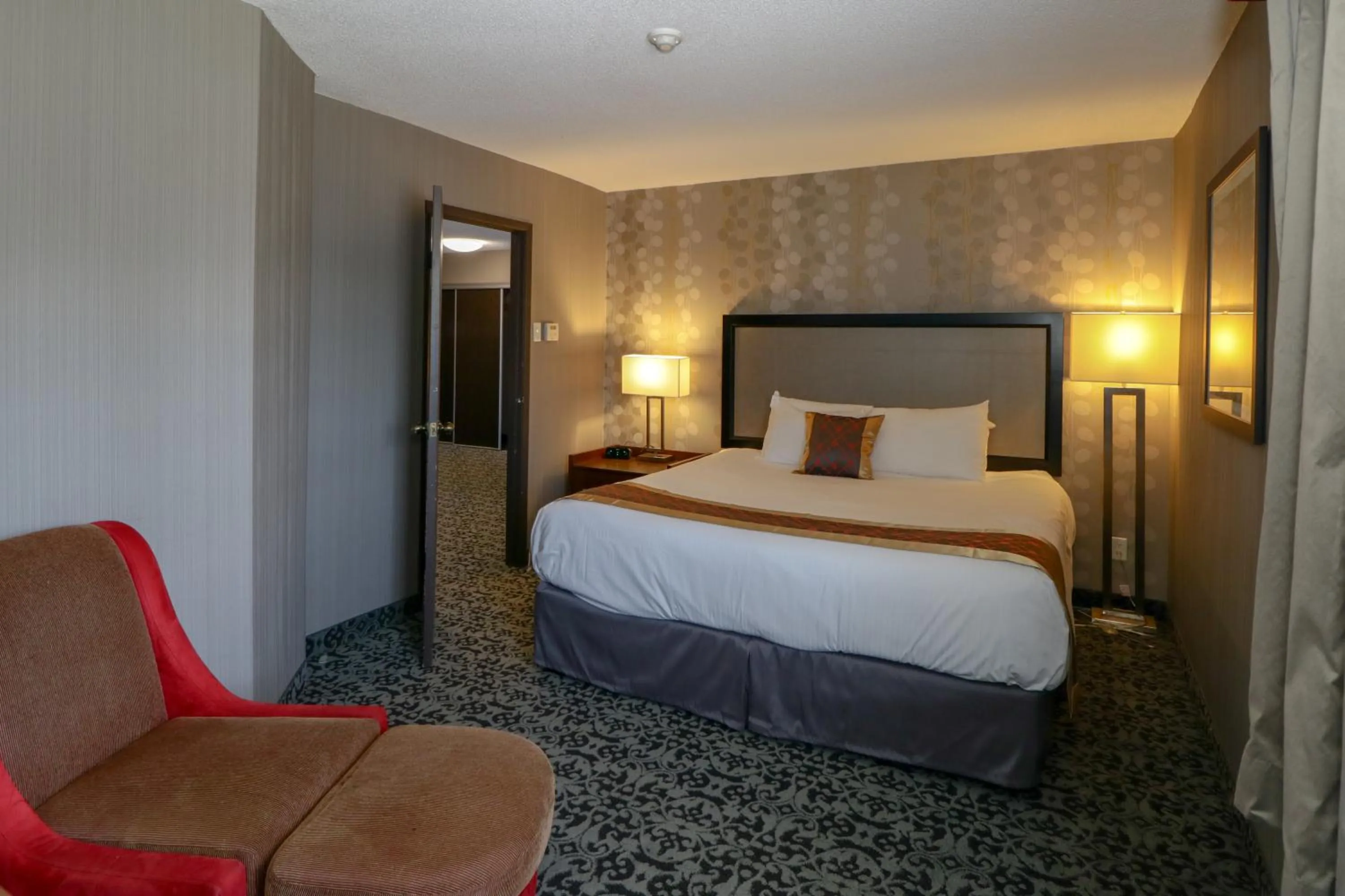 Bedroom, Bed in Ramada by Wyndham Jackson's Point
