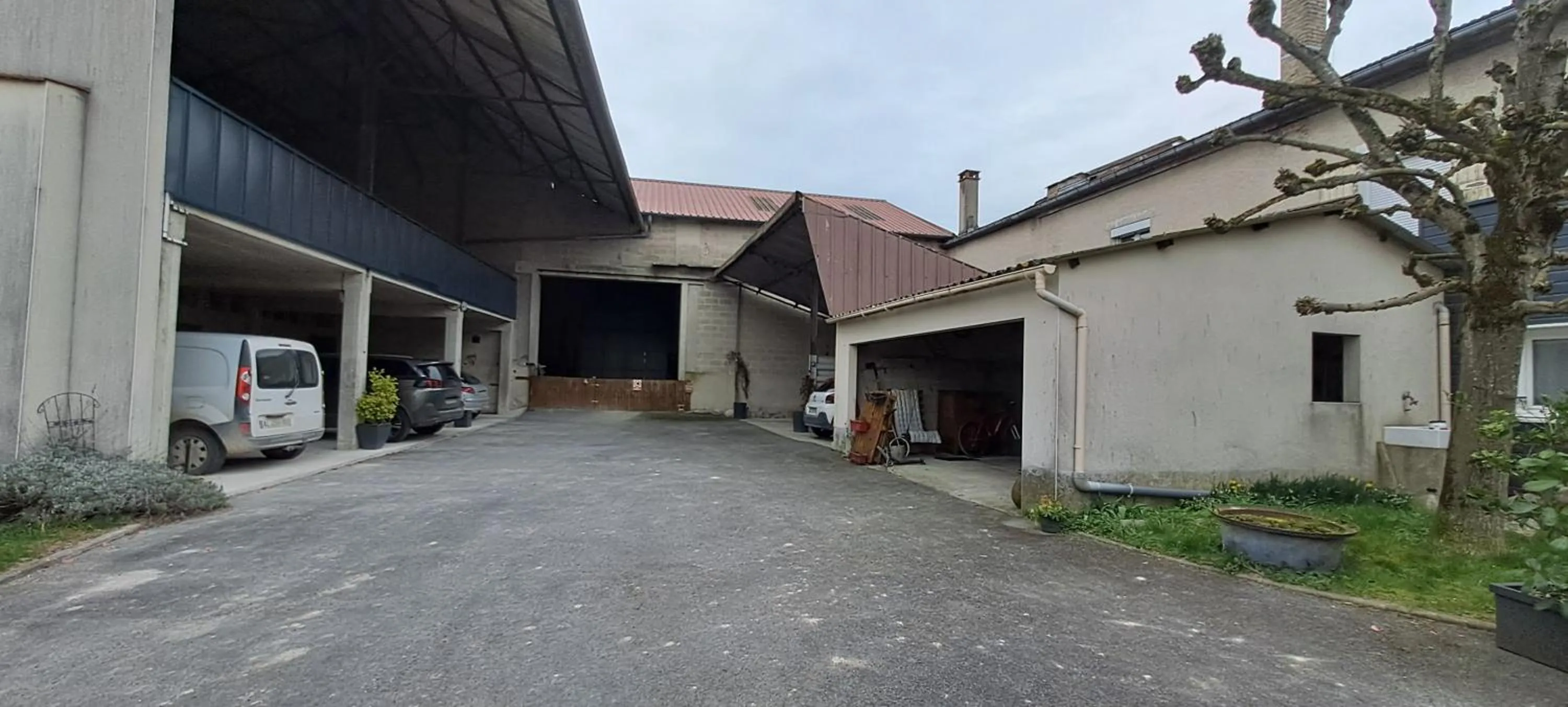 COUR LA DAME chez Béatris et Christophe Janson