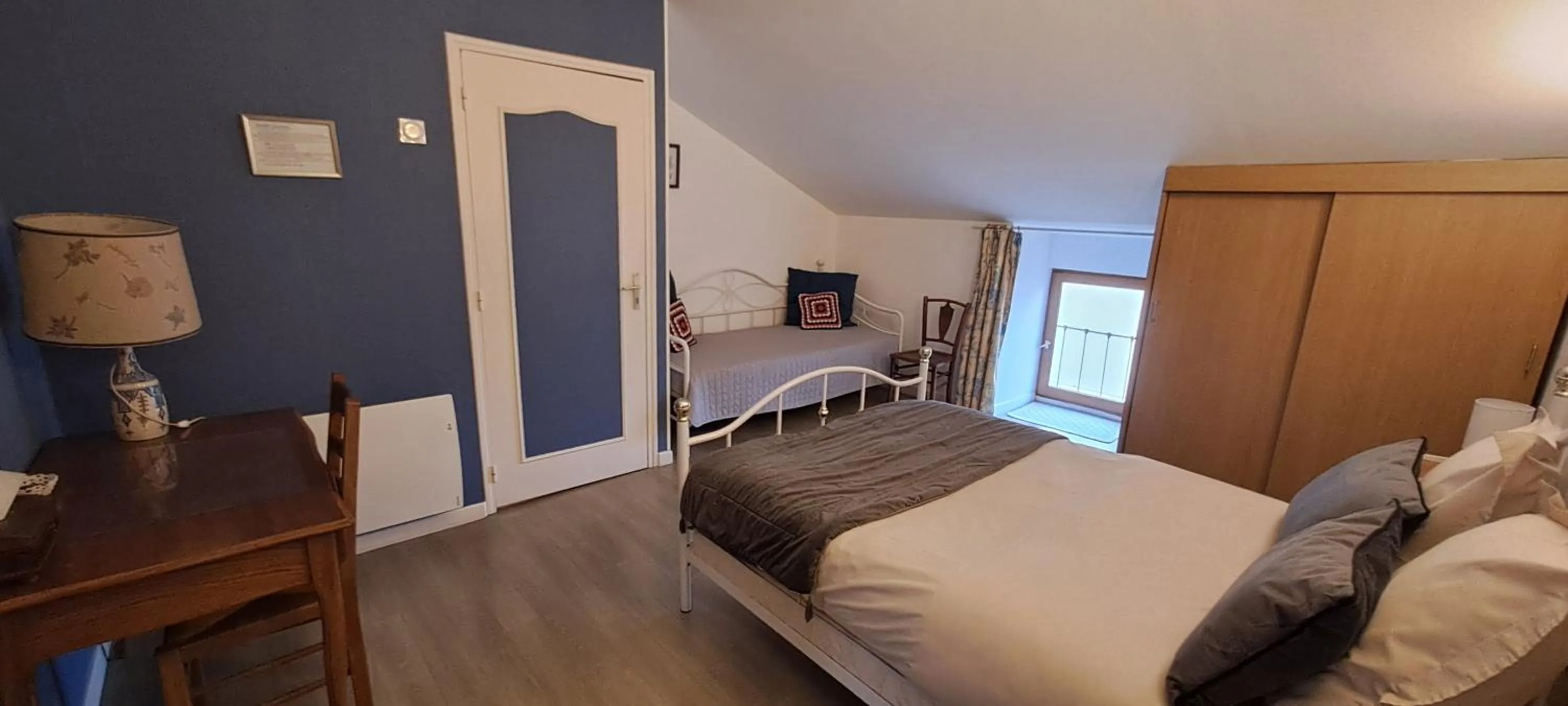 Bed in COUR LA DAME chez Béatris et Christophe Janson