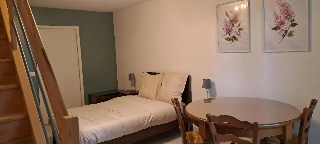 Bed in COUR LA DAME chez Béatris et Christophe Janson