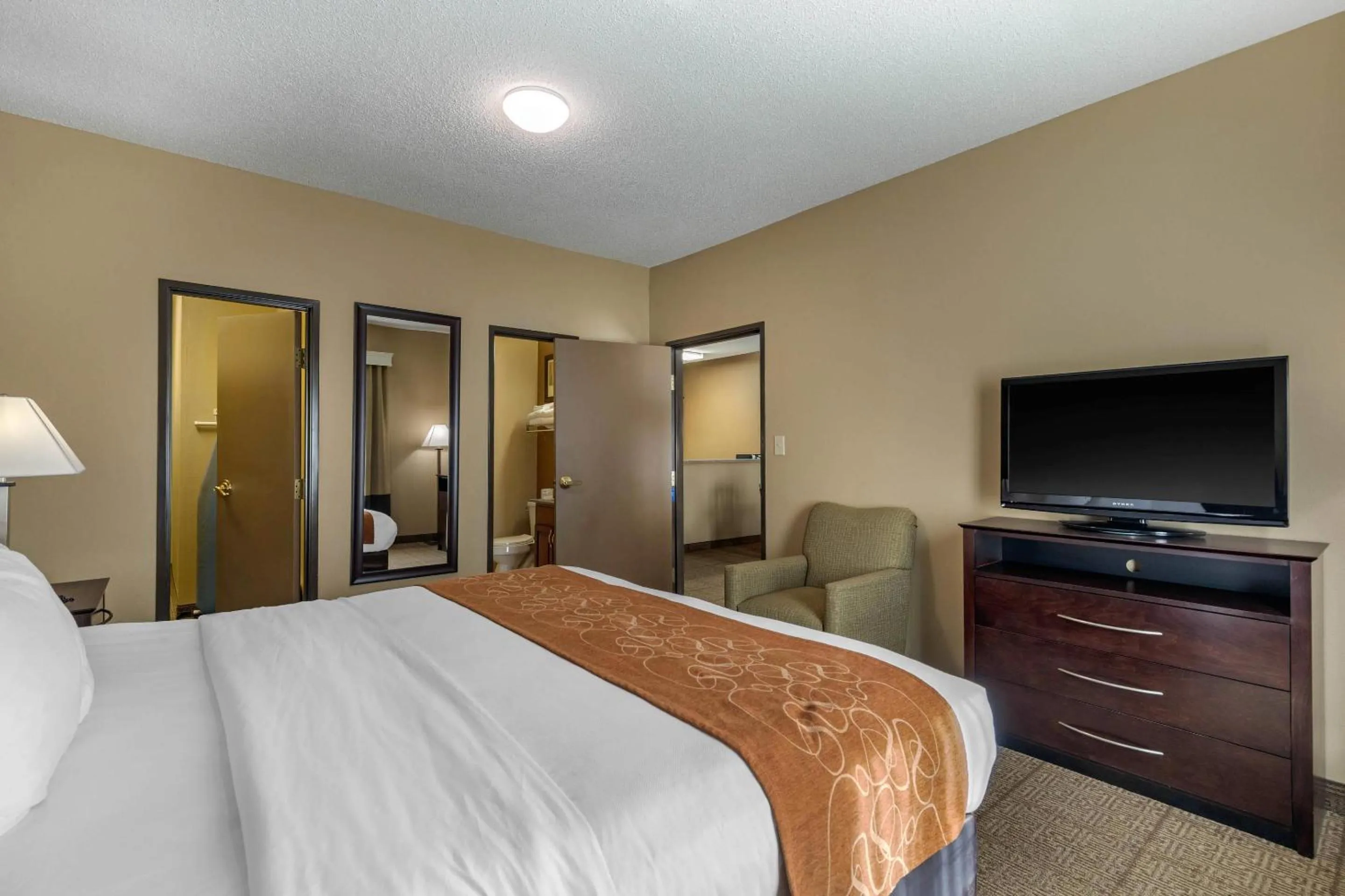 Bedroom, Bed in Comfort Suites The Colony - Plano West