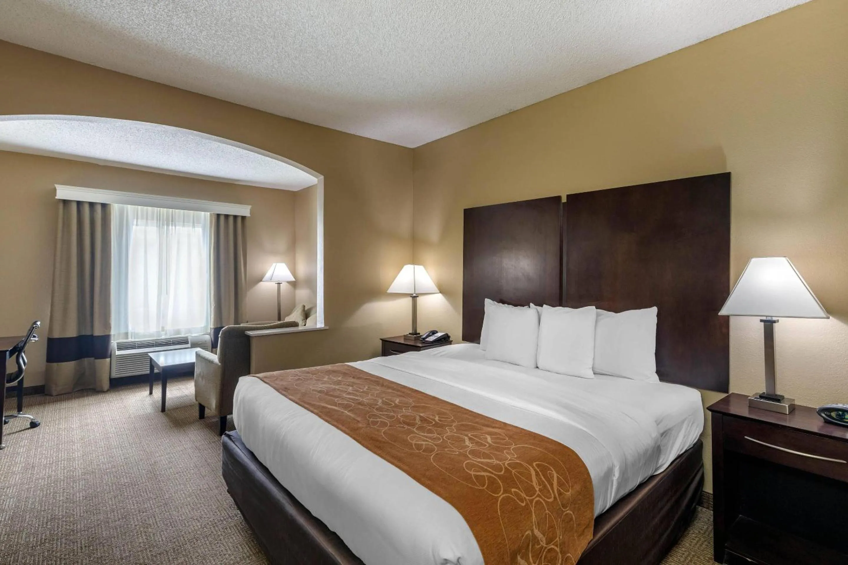Bedroom, Bed in Comfort Suites The Colony - Plano West
