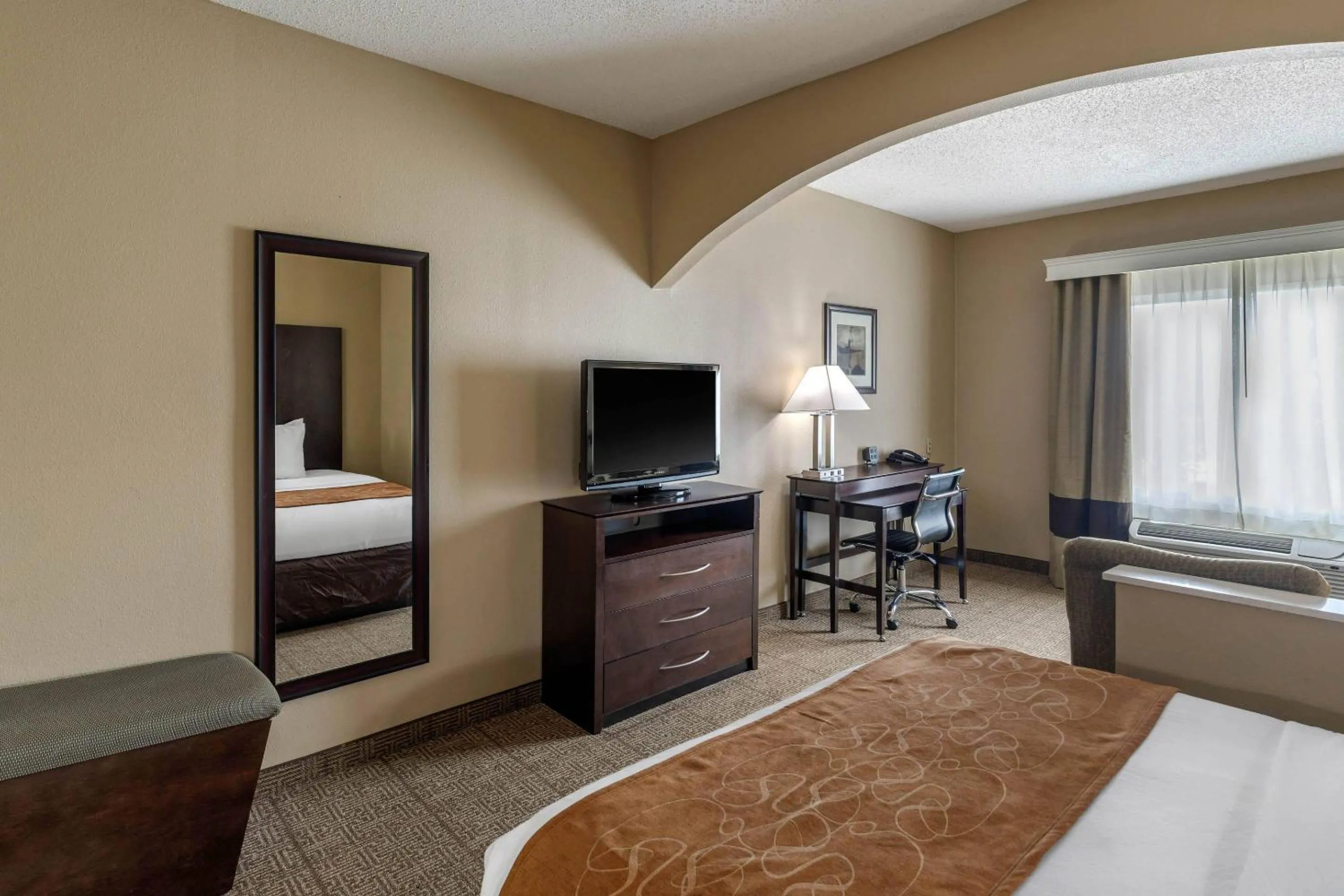 Bedroom, Bed in Comfort Suites The Colony - Plano West