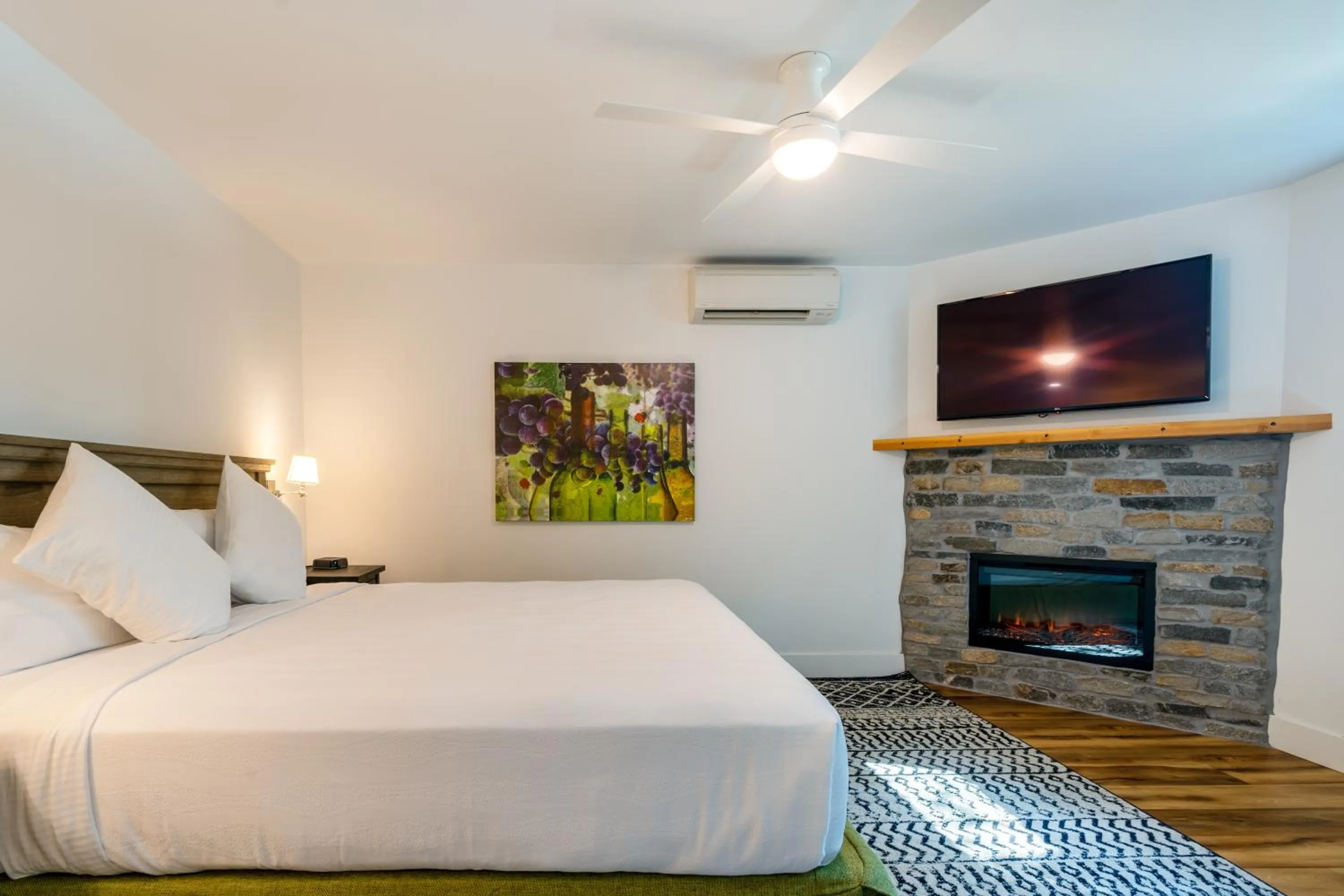 Bedroom, Bed in The Inn on Pine