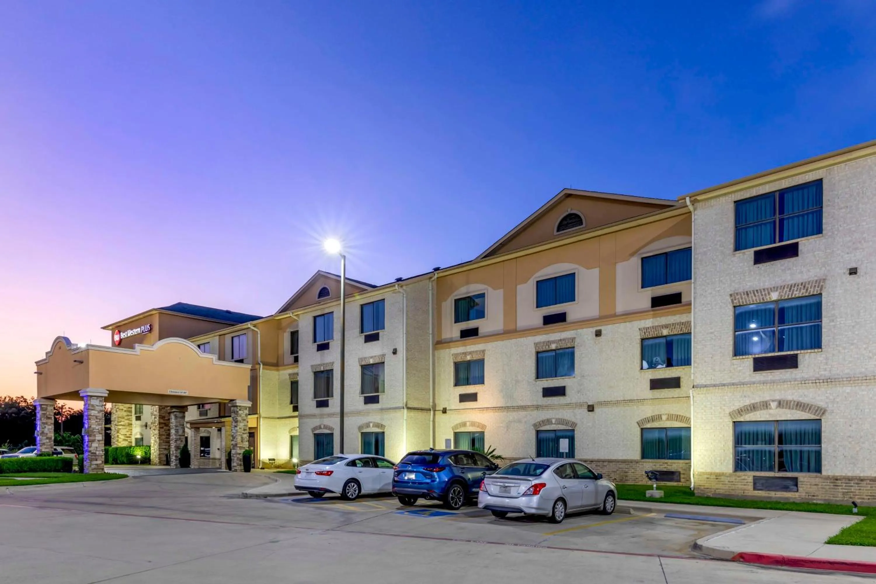 Property building in Best Western Plus Burleson Inn & Suites