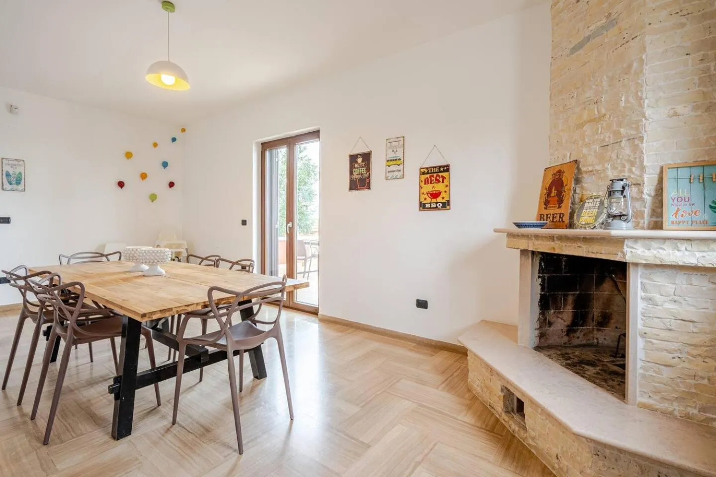 Dining area in Massaroom