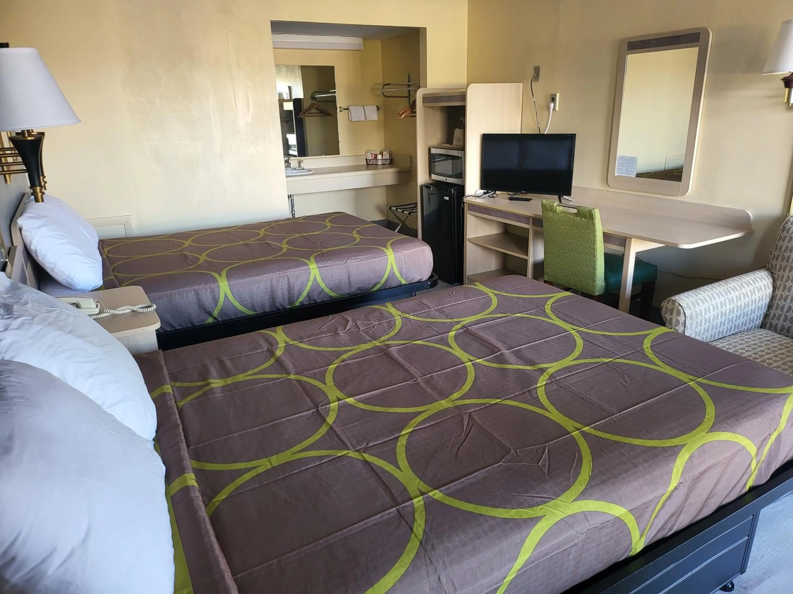 Bed in Budget Host Inn Bristol