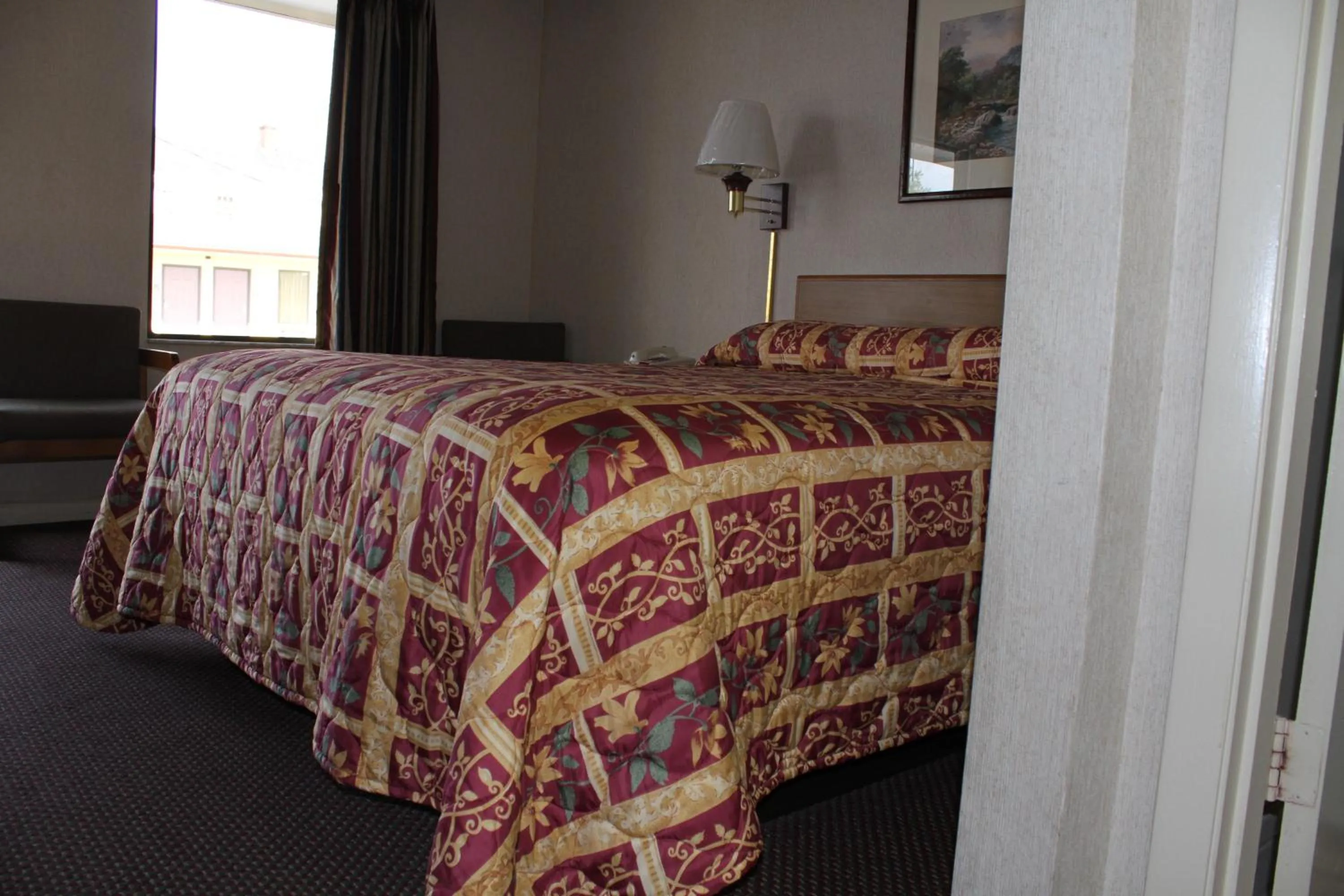 Bed in Budget Host Inn Bristol