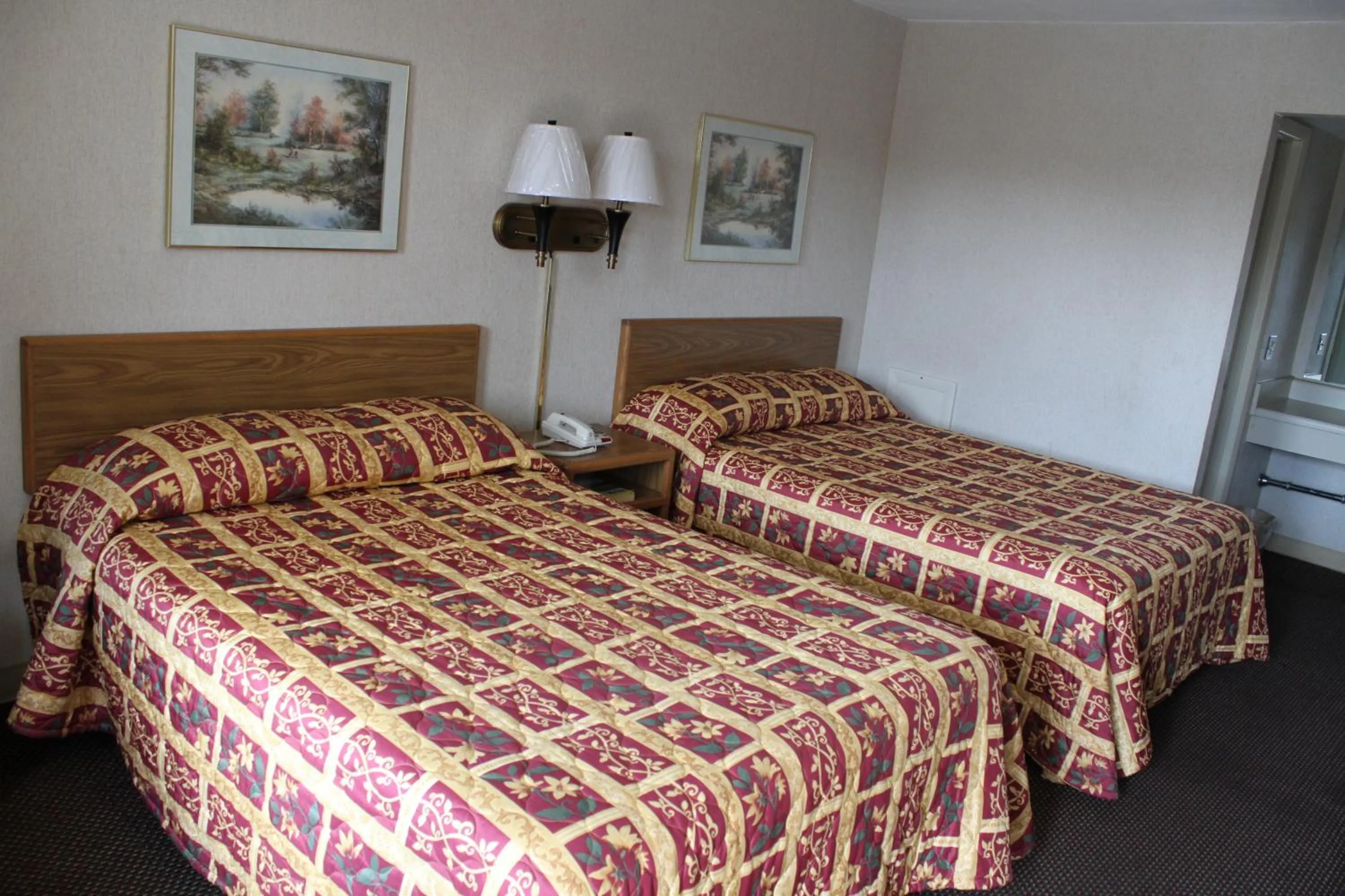 Bed in Budget Host Inn Bristol