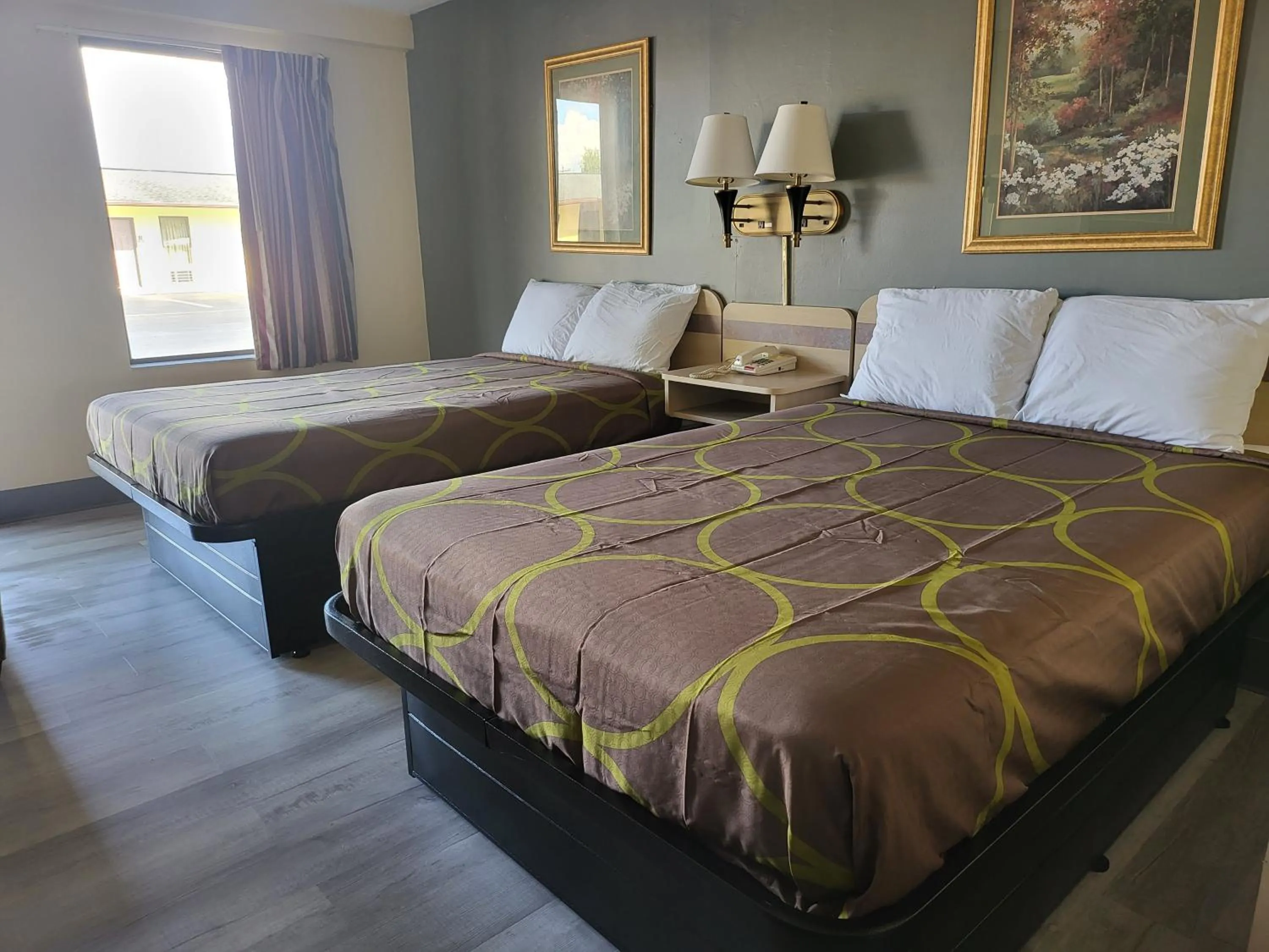 Bed in Budget Host Inn Bristol