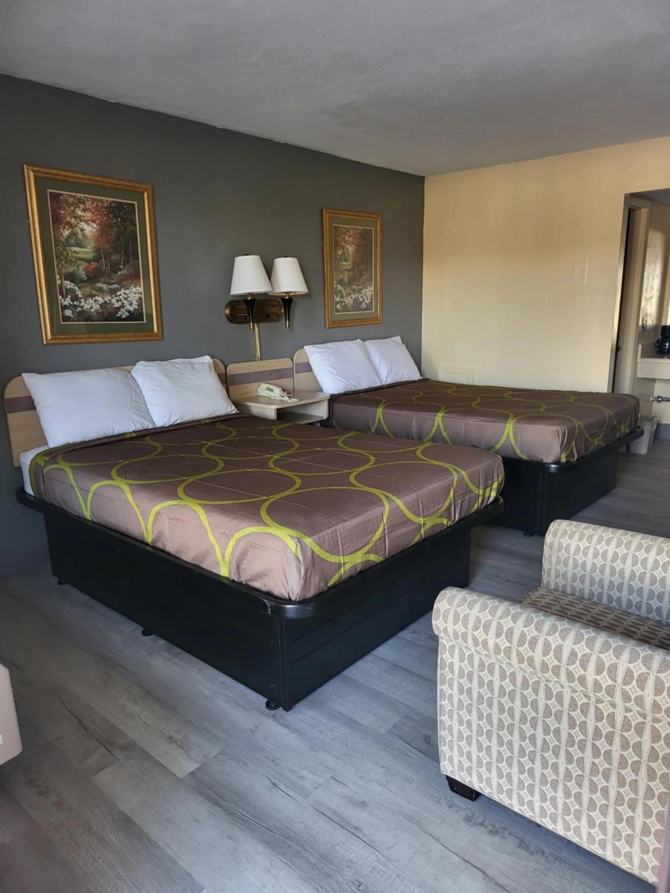 Bed in Budget Host Inn Bristol